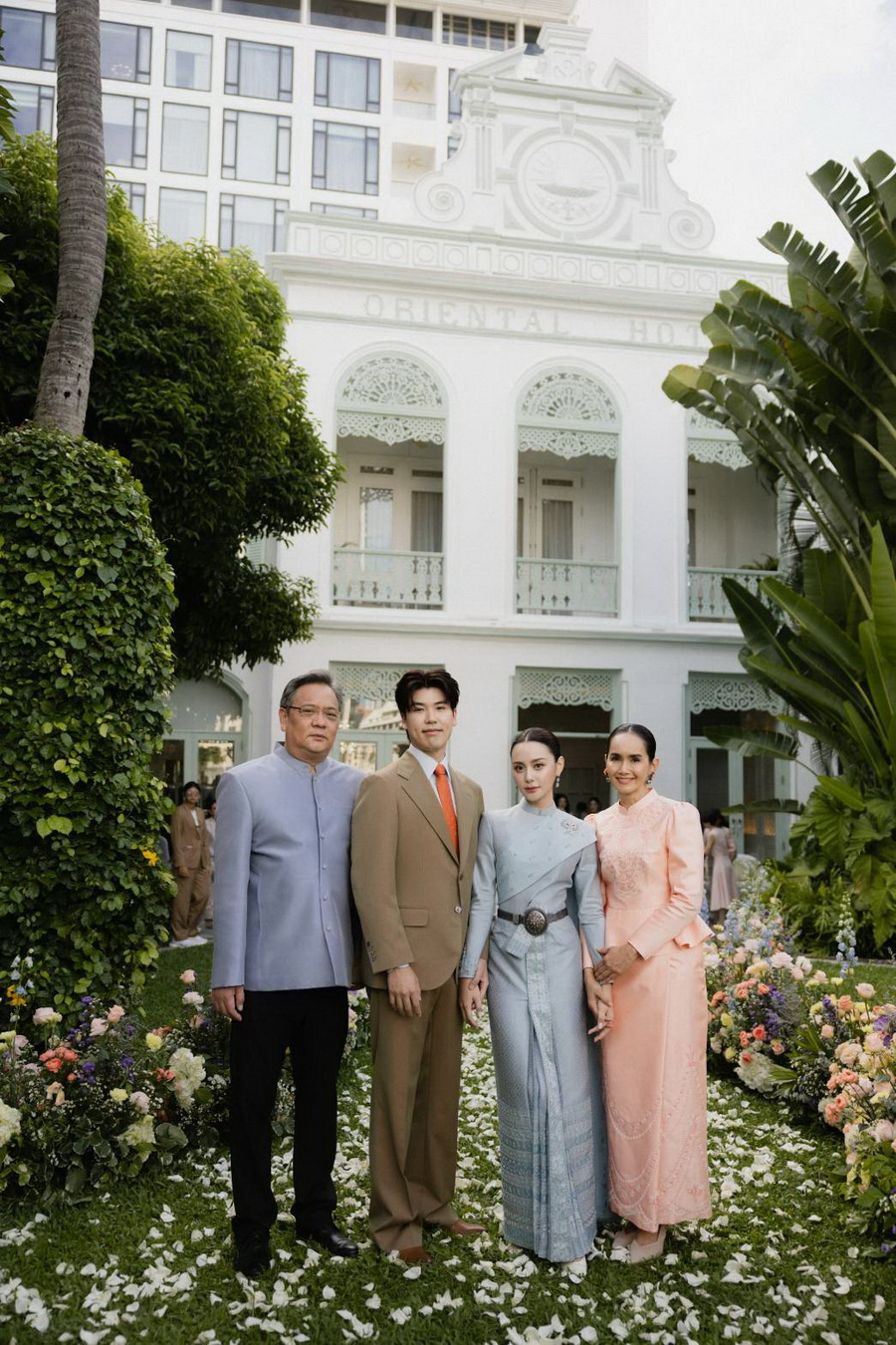 คุณหยดน้ำ–นัดดาภรณ์ นิวาตวงศ์ และ คุณชินยะ วงษ์เจริญสิน เข้าพิธีหมั้นและรดน้ำสังข์ ท่ามกลางบรรยากาศอบอุ่น ณ แมนดาริน โอเรียนเต็ล กรุงเทพฯ