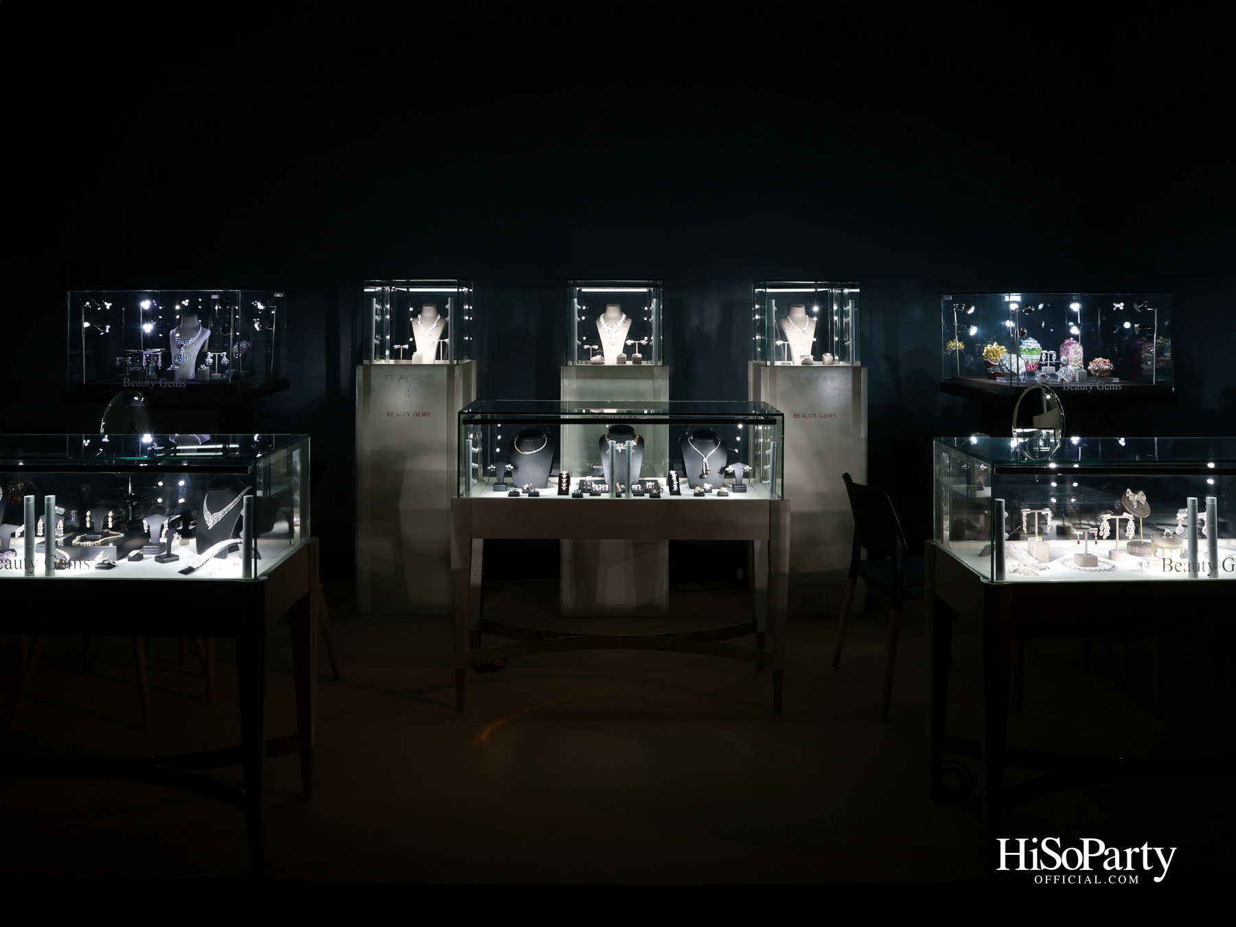 ‘THREADS OF AMAZING THAILAND’ ถ่ายทอดเสน่ห์ผ้าไทยร่วมสมัย ผสานความงดงามแห่งอัญมณีจาก Beauty Gems