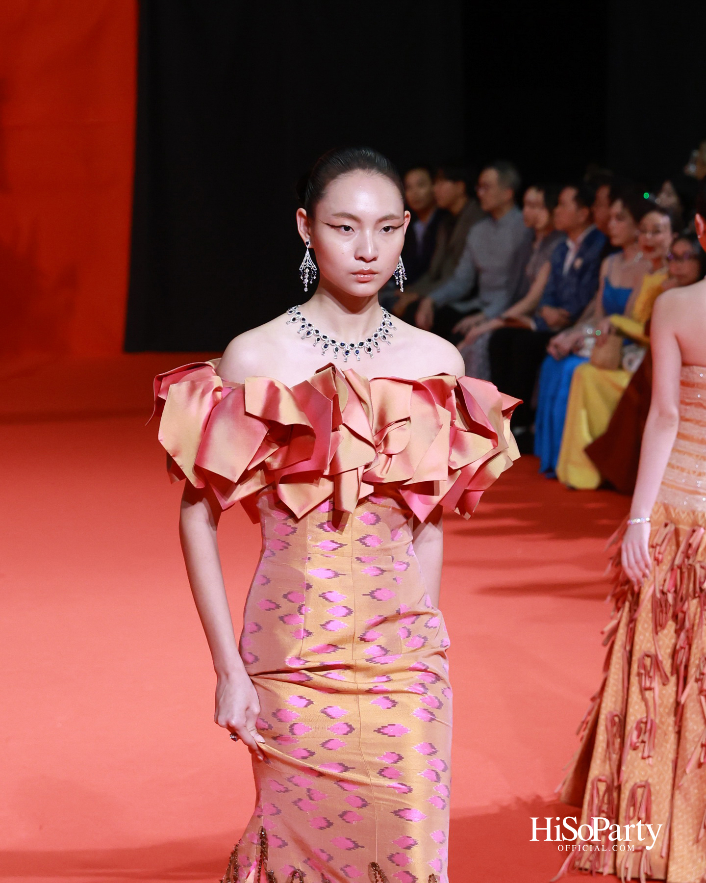 ‘THREADS OF AMAZING THAILAND’ ถ่ายทอดเสน่ห์ผ้าไทยร่วมสมัย ผสานความงดงามแห่งอัญมณีจาก Beauty Gems