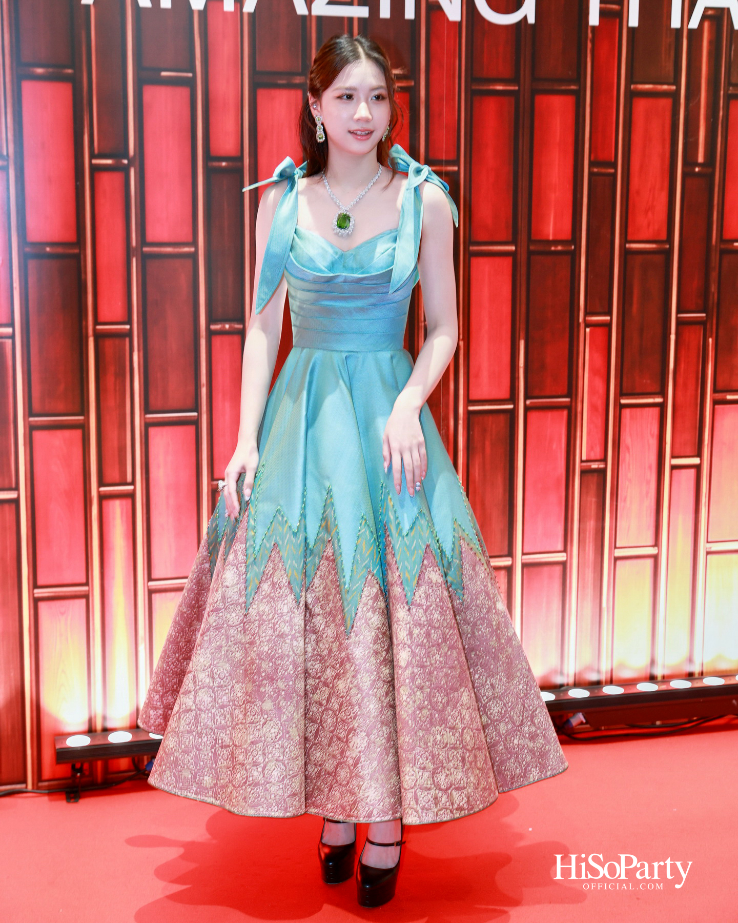 ‘THREADS OF AMAZING THAILAND’ ถ่ายทอดเสน่ห์ผ้าไทยร่วมสมัย ผสานความงดงามแห่งอัญมณีจาก Beauty Gems