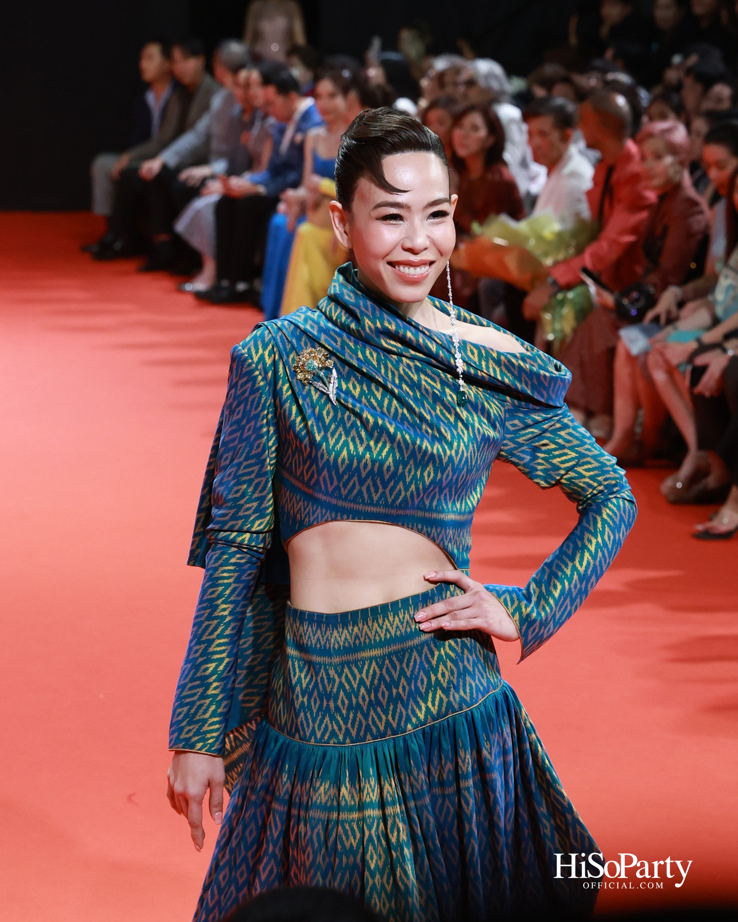 ‘THREADS OF AMAZING THAILAND’ ถ่ายทอดเสน่ห์ผ้าไทยร่วมสมัย ผสานความงดงามแห่งอัญมณีจาก Beauty Gems