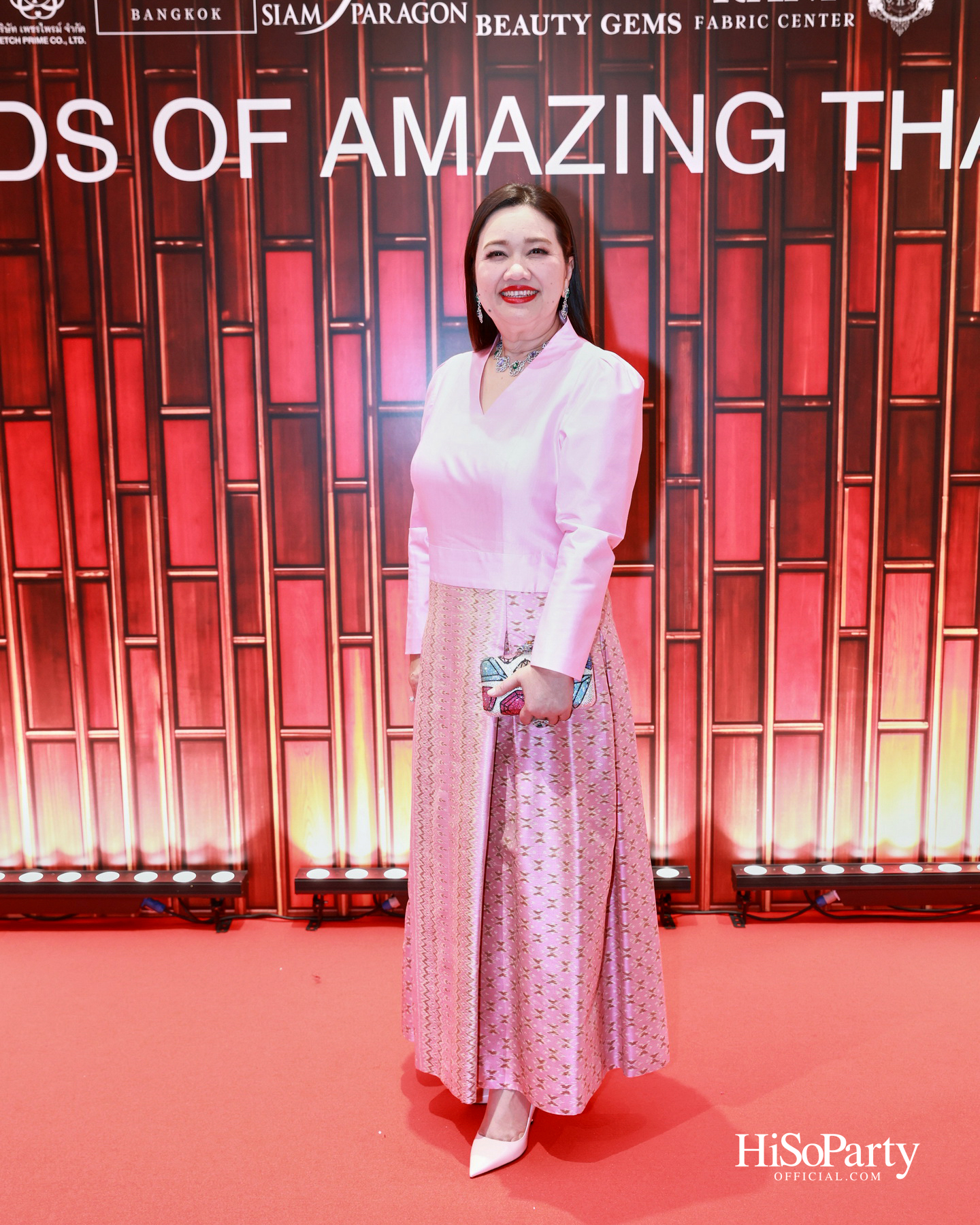 ‘THREADS OF AMAZING THAILAND’ ถ่ายทอดเสน่ห์ผ้าไทยร่วมสมัย ผสานความงดงามแห่งอัญมณีจาก Beauty Gems