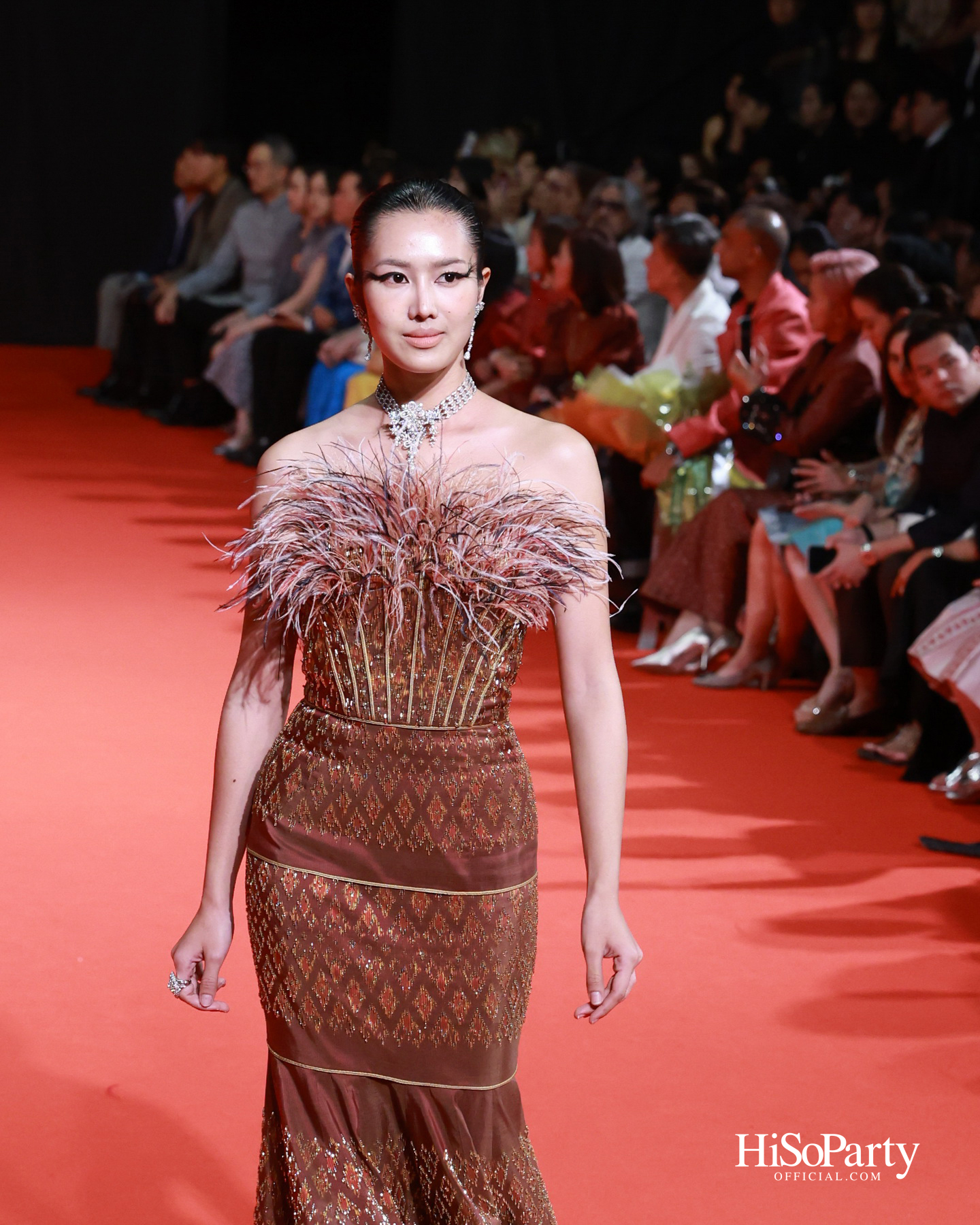 ‘THREADS OF AMAZING THAILAND’ ถ่ายทอดเสน่ห์ผ้าไทยร่วมสมัย ผสานความงดงามแห่งอัญมณีจาก Beauty Gems