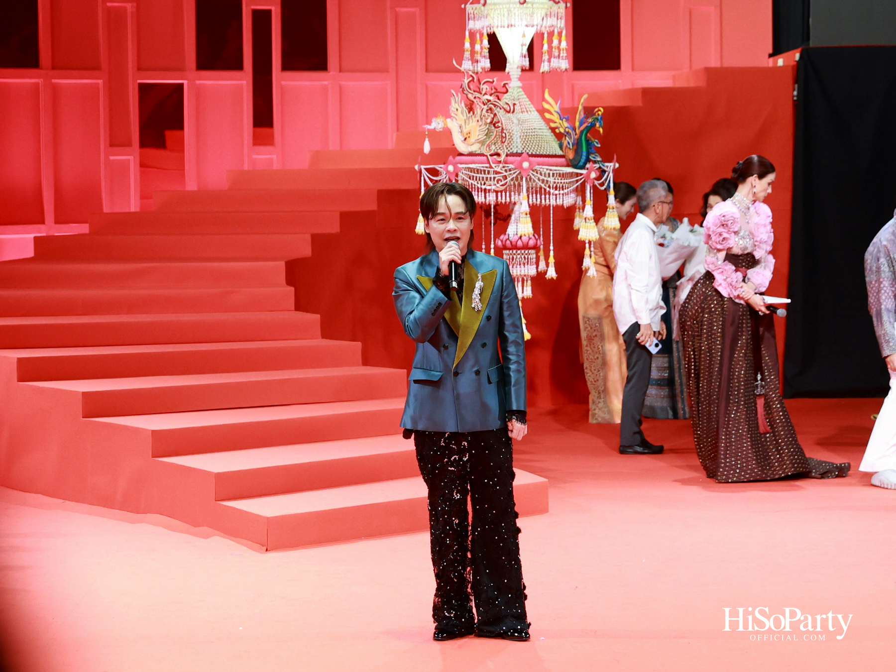 ‘THREADS OF AMAZING THAILAND’ ถ่ายทอดเสน่ห์ผ้าไทยร่วมสมัย ผสานความงดงามแห่งอัญมณีจาก Beauty Gems