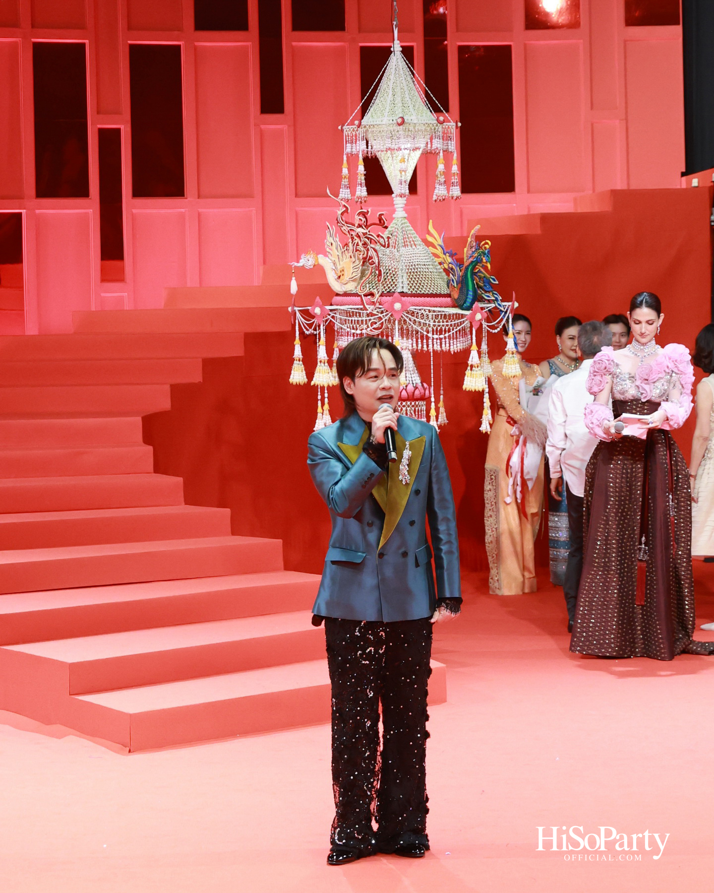 ‘THREADS OF AMAZING THAILAND’ ถ่ายทอดเสน่ห์ผ้าไทยร่วมสมัย ผสานความงดงามแห่งอัญมณีจาก Beauty Gems