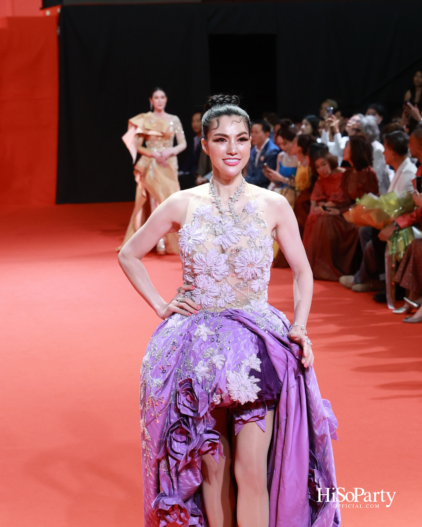 ‘THREADS OF AMAZING THAILAND’ ถ่ายทอดเสน่ห์ผ้าไทยร่วมสมัย ผสานความงดงามแห่งอัญมณีจาก Beauty Gems