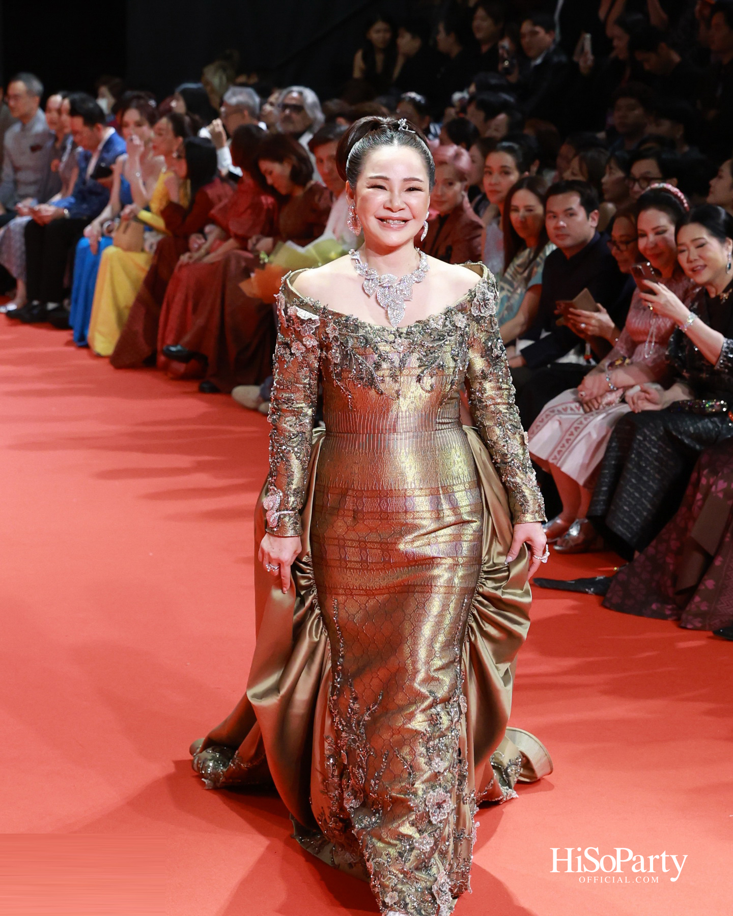 ‘THREADS OF AMAZING THAILAND’ ถ่ายทอดเสน่ห์ผ้าไทยร่วมสมัย ผสานความงดงามแห่งอัญมณีจาก Beauty Gems