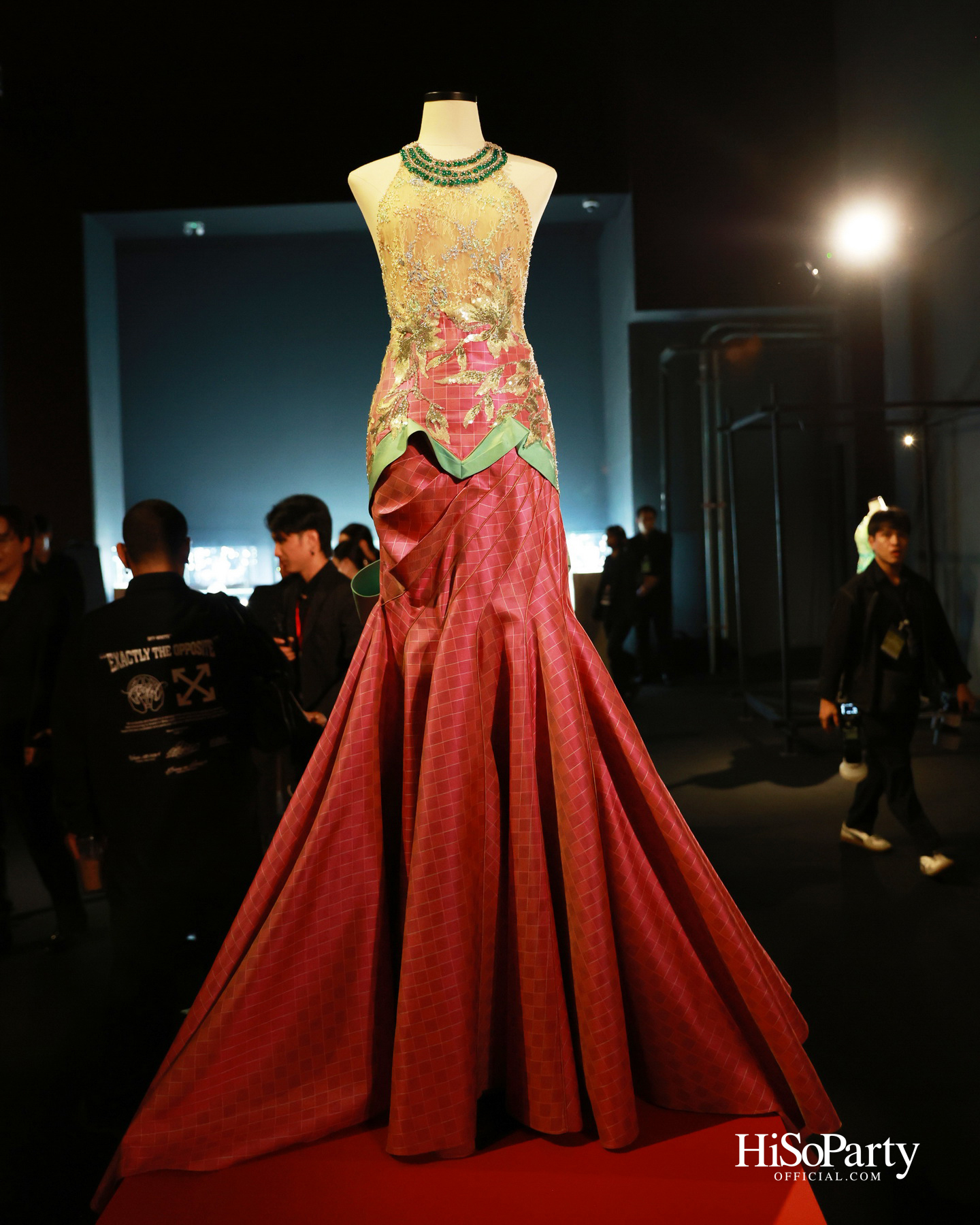 ‘THREADS OF AMAZING THAILAND’ ถ่ายทอดเสน่ห์ผ้าไทยร่วมสมัย ผสานความงดงามแห่งอัญมณีจาก Beauty Gems