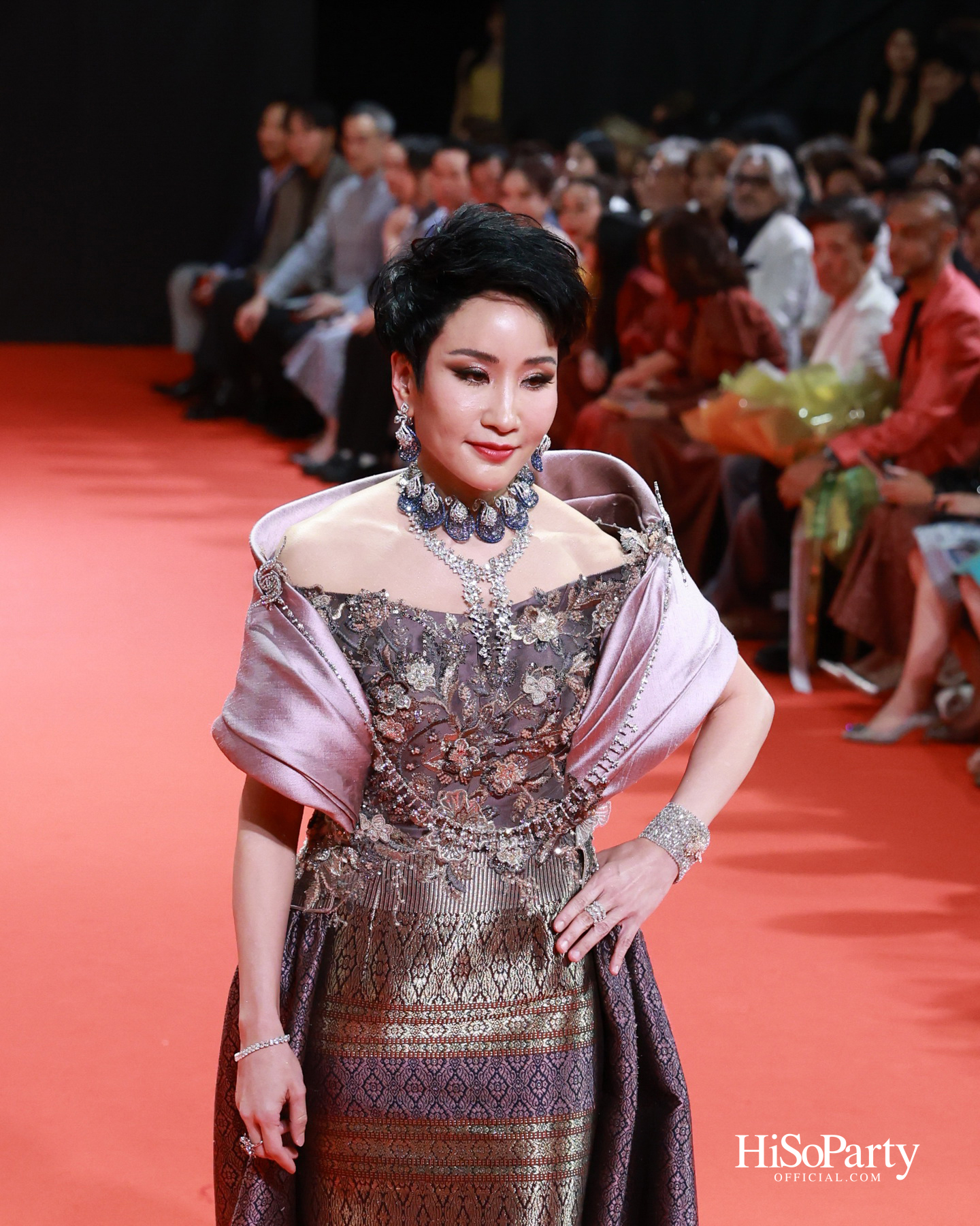 ‘THREADS OF AMAZING THAILAND’ ถ่ายทอดเสน่ห์ผ้าไทยร่วมสมัย ผสานความงดงามแห่งอัญมณีจาก Beauty Gems