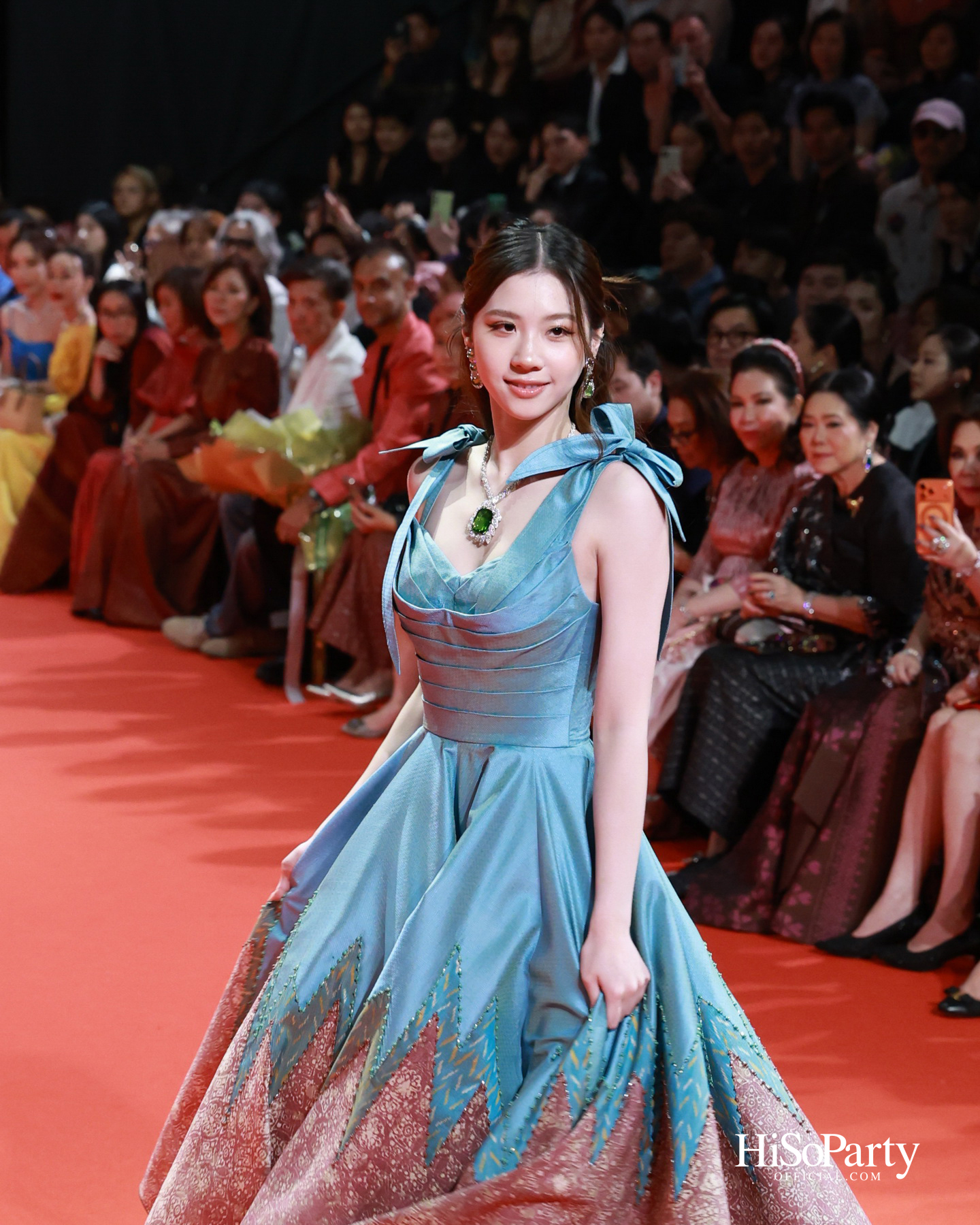 ‘THREADS OF AMAZING THAILAND’ ถ่ายทอดเสน่ห์ผ้าไทยร่วมสมัย ผสานความงดงามแห่งอัญมณีจาก Beauty Gems