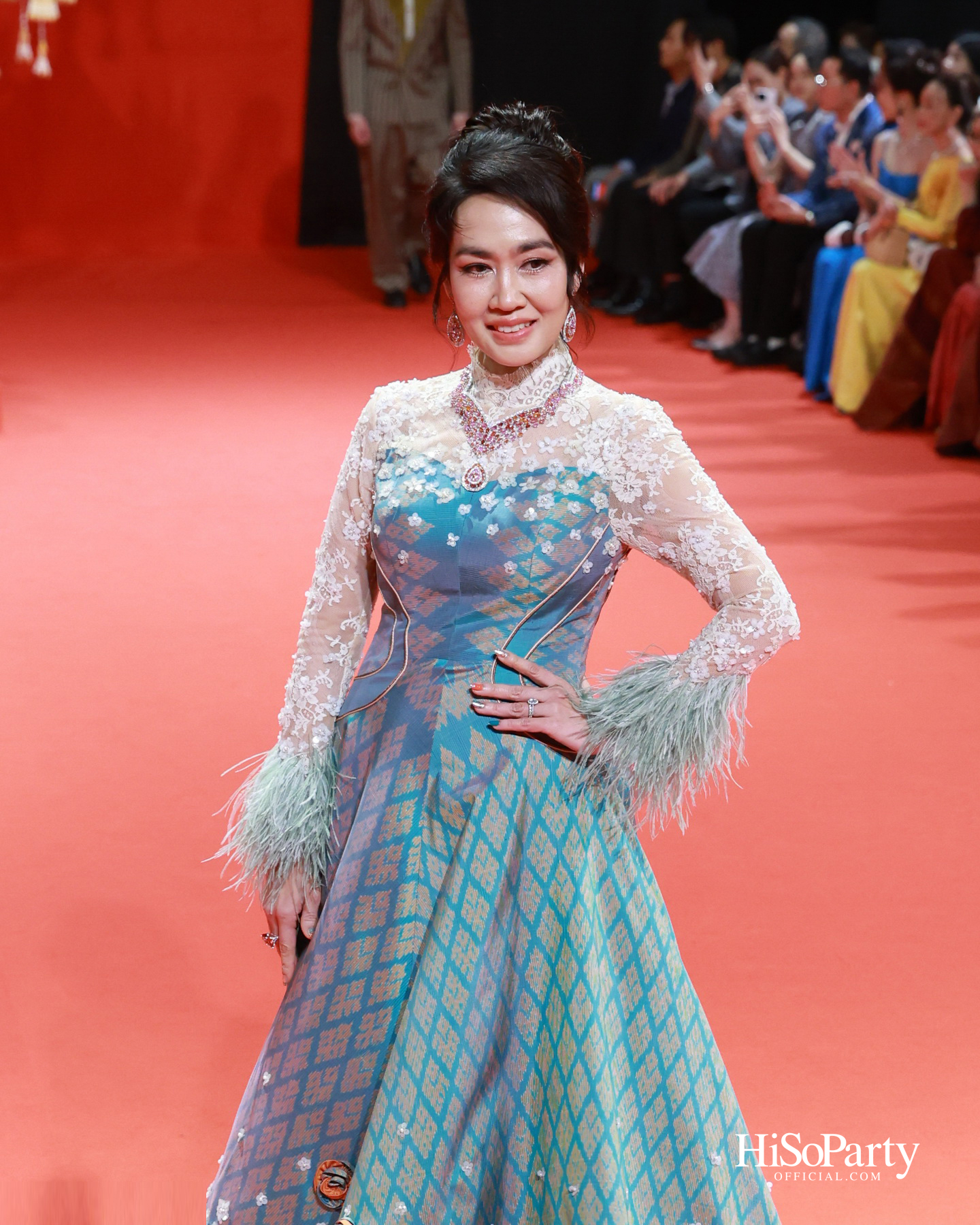 ‘THREADS OF AMAZING THAILAND’ ถ่ายทอดเสน่ห์ผ้าไทยร่วมสมัย ผสานความงดงามแห่งอัญมณีจาก Beauty Gems