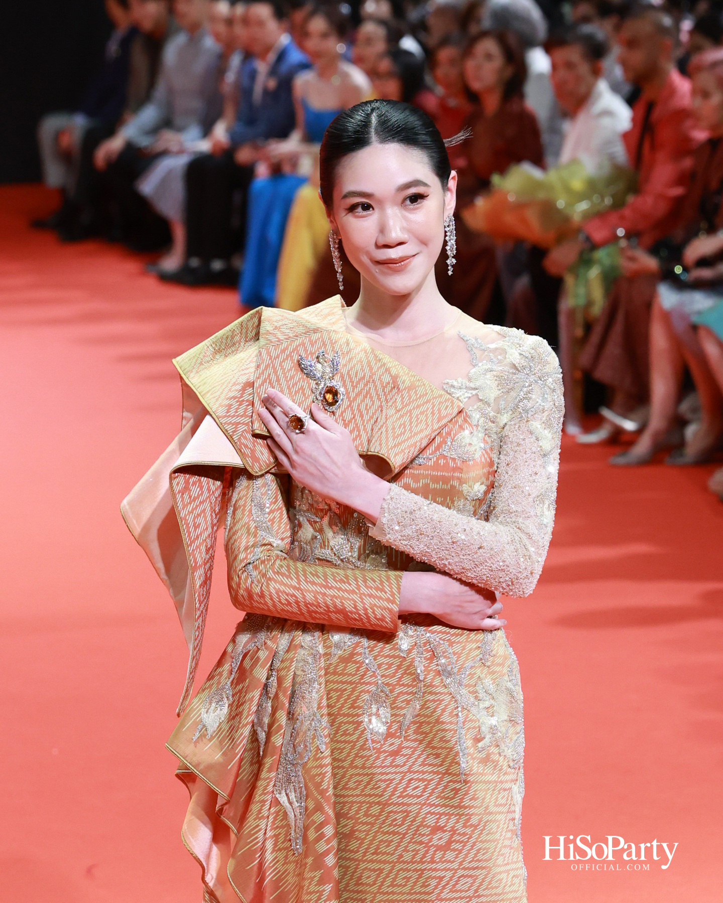 ‘THREADS OF AMAZING THAILAND’ ถ่ายทอดเสน่ห์ผ้าไทยร่วมสมัย ผสานความงดงามแห่งอัญมณีจาก Beauty Gems