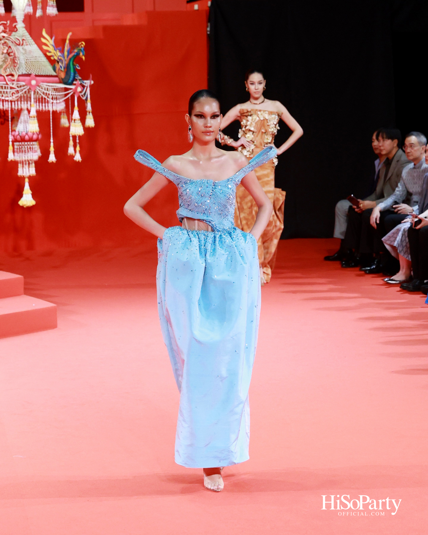 ‘THREADS OF AMAZING THAILAND’ ถ่ายทอดเสน่ห์ผ้าไทยร่วมสมัย ผสานความงดงามแห่งอัญมณีจาก Beauty Gems