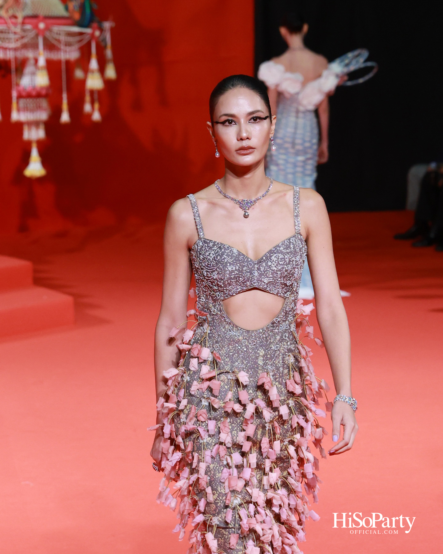 ‘THREADS OF AMAZING THAILAND’ ถ่ายทอดเสน่ห์ผ้าไทยร่วมสมัย ผสานความงดงามแห่งอัญมณีจาก Beauty Gems