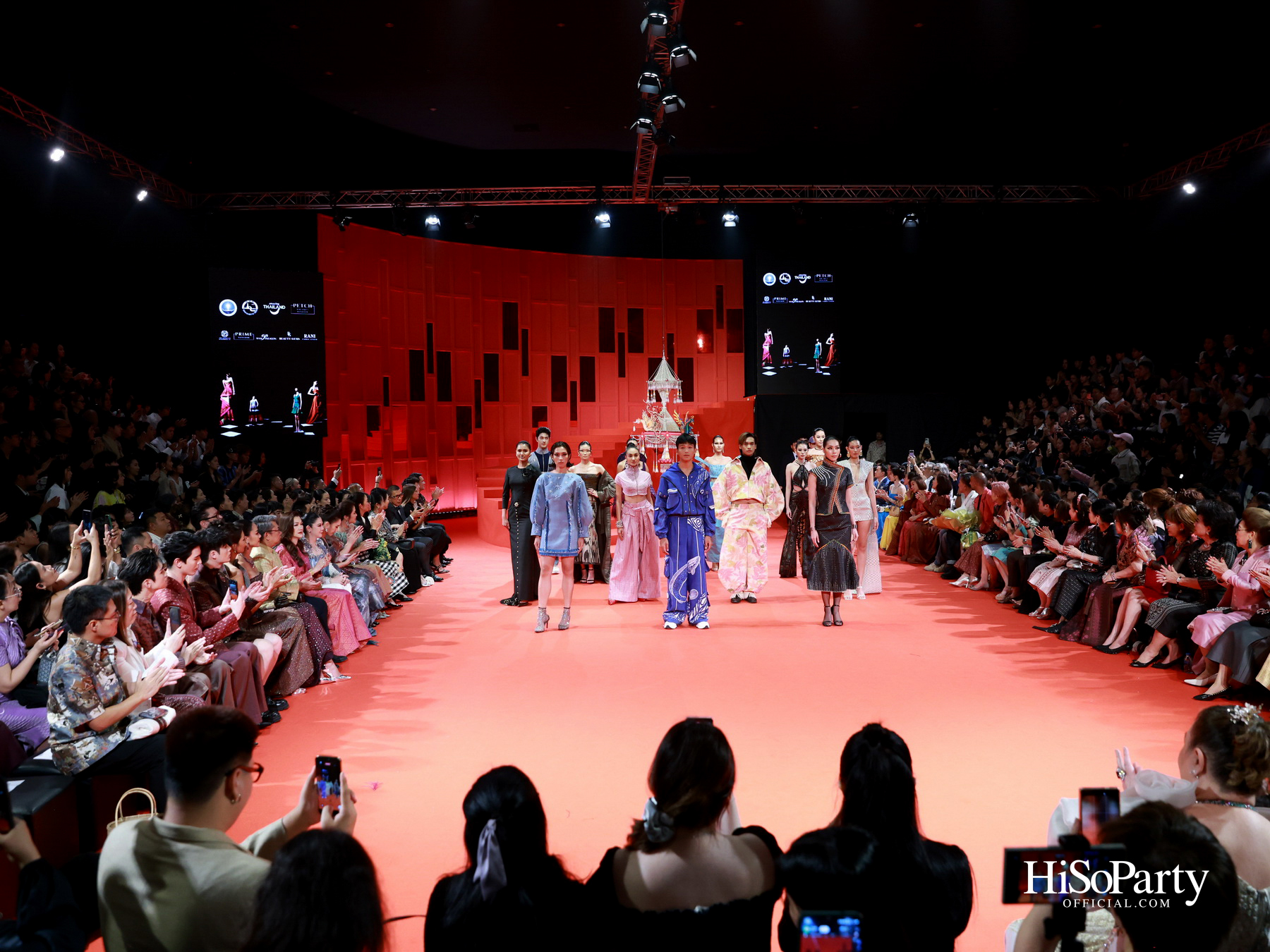 ‘THREADS OF AMAZING THAILAND’ ถ่ายทอดเสน่ห์ผ้าไทยร่วมสมัย ผสานความงดงามแห่งอัญมณีจาก Beauty Gems