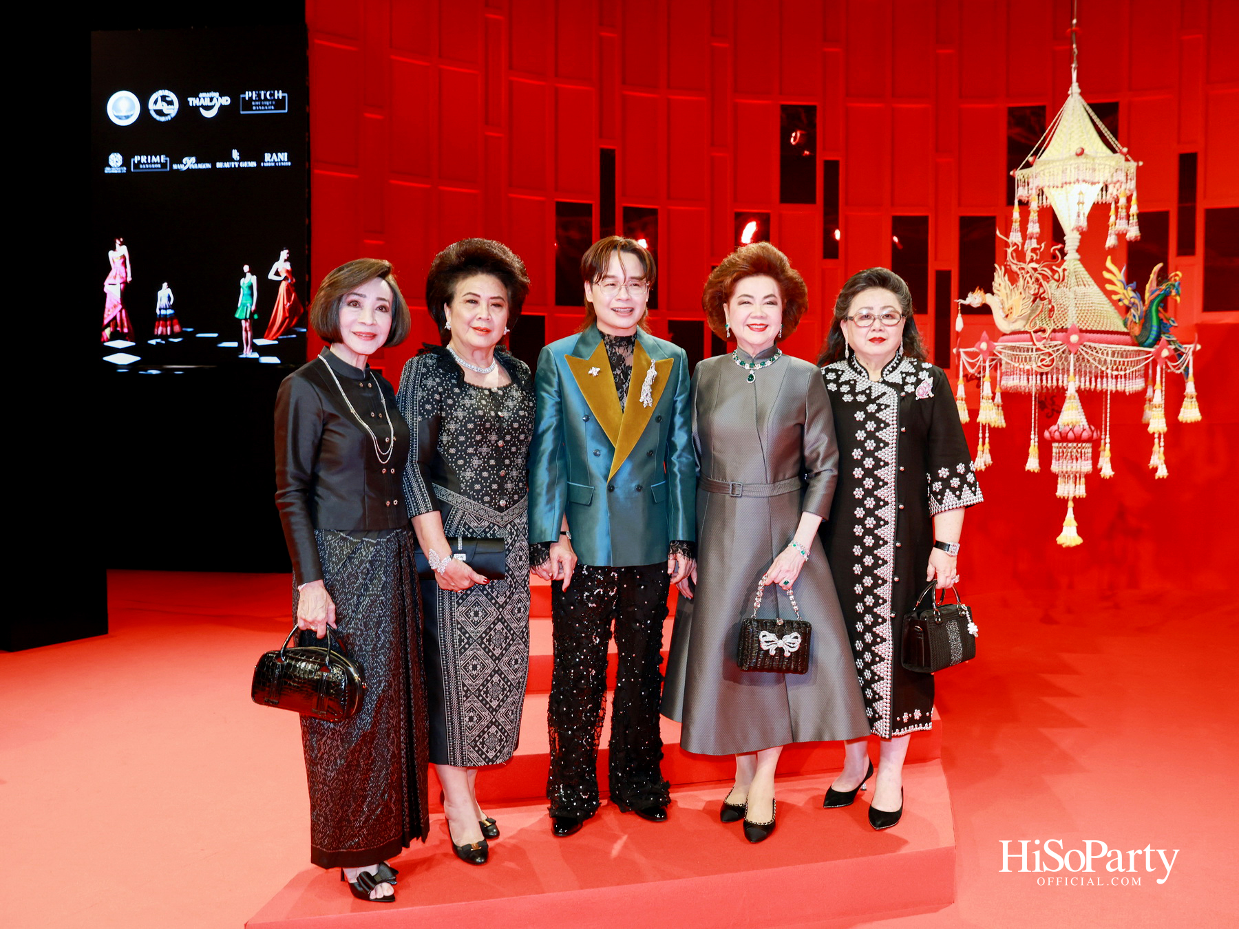 ‘THREADS OF AMAZING THAILAND’ ถ่ายทอดเสน่ห์ผ้าไทยร่วมสมัย ผสานความงดงามแห่งอัญมณีจาก Beauty Gems