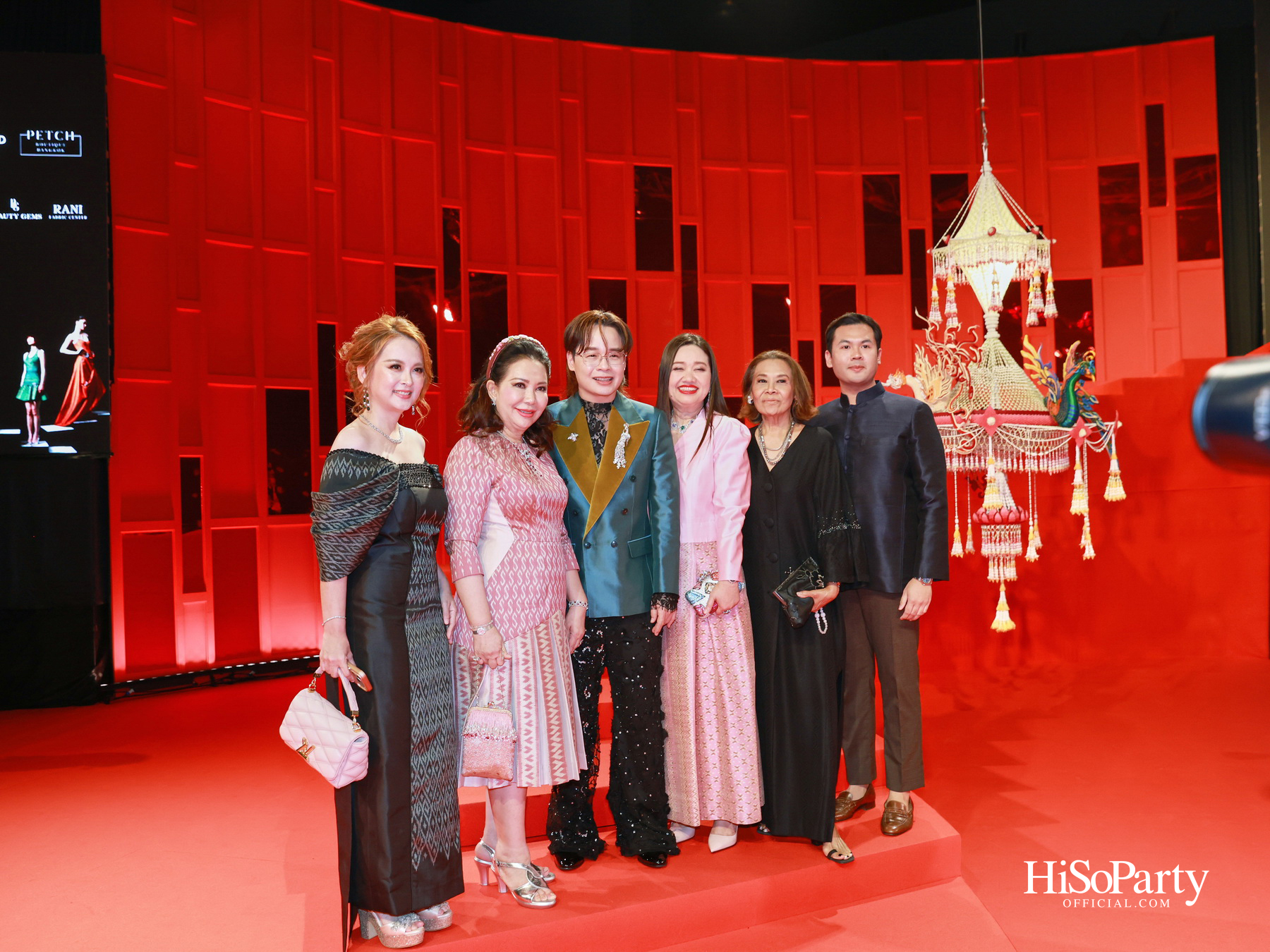 ‘THREADS OF AMAZING THAILAND’ ถ่ายทอดเสน่ห์ผ้าไทยร่วมสมัย ผสานความงดงามแห่งอัญมณีจาก Beauty Gems