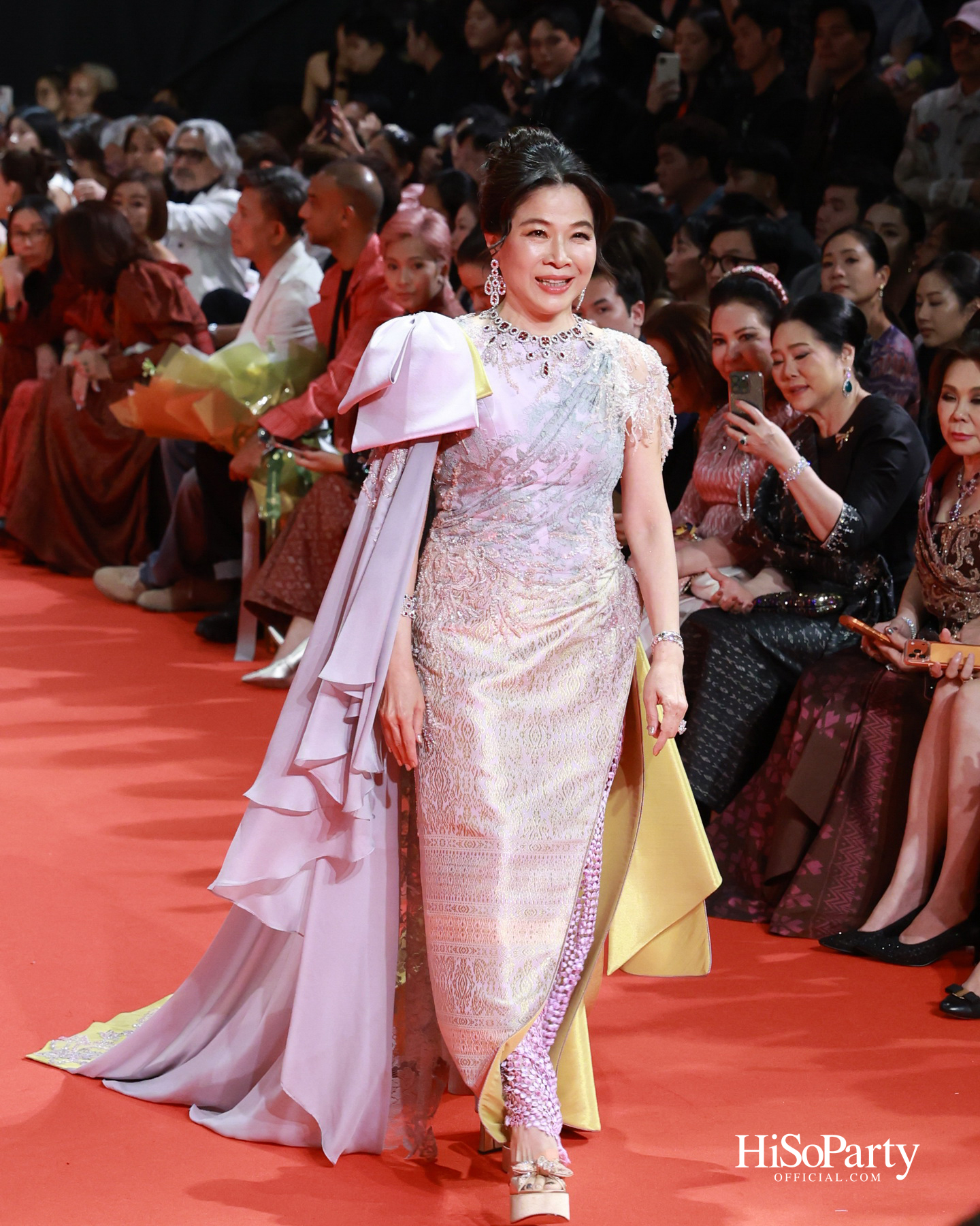 ‘THREADS OF AMAZING THAILAND’ ถ่ายทอดเสน่ห์ผ้าไทยร่วมสมัย ผสานความงดงามแห่งอัญมณีจาก Beauty Gems