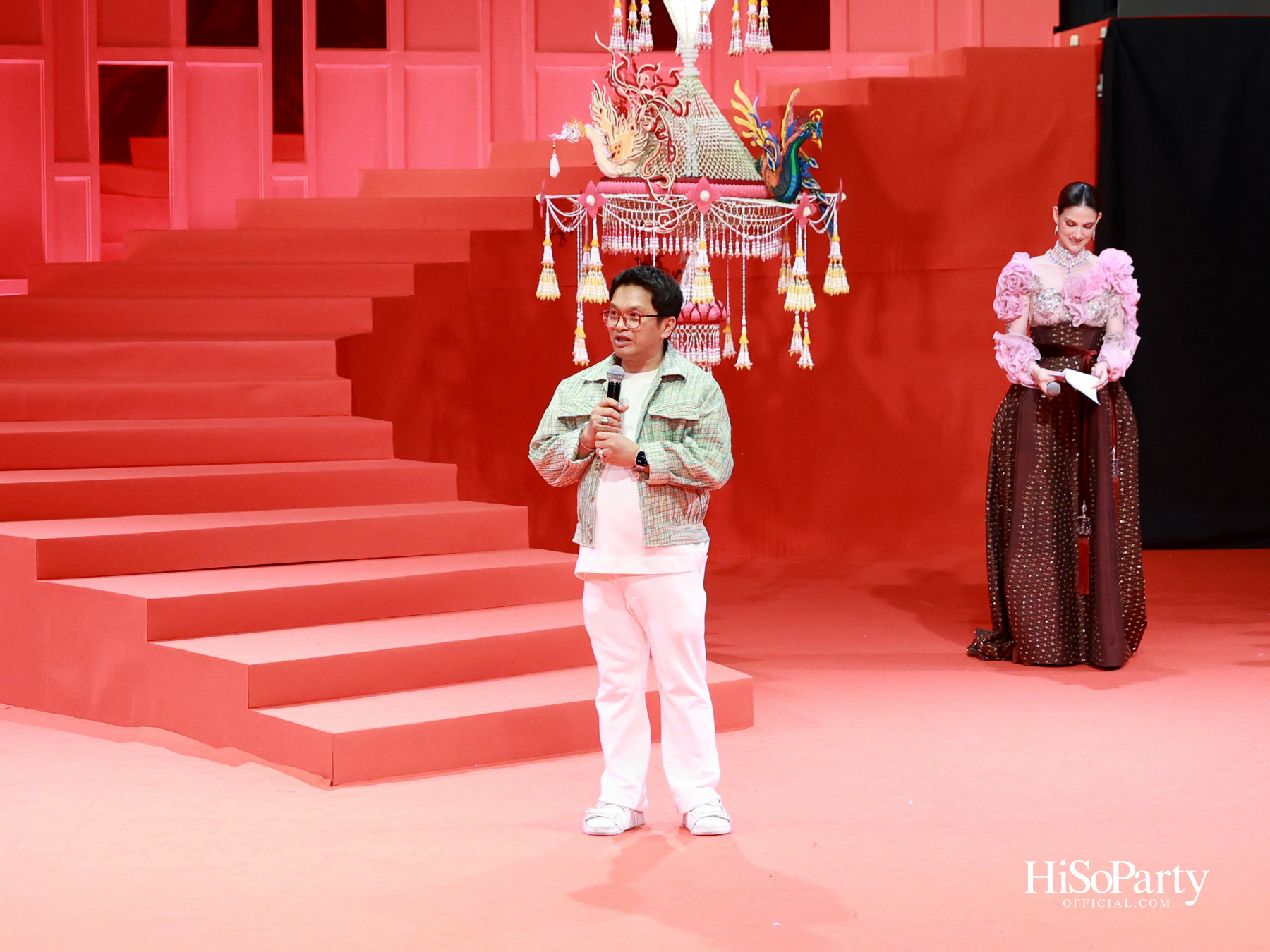 ‘THREADS OF AMAZING THAILAND’ ถ่ายทอดเสน่ห์ผ้าไทยร่วมสมัย ผสานความงดงามแห่งอัญมณีจาก Beauty Gems