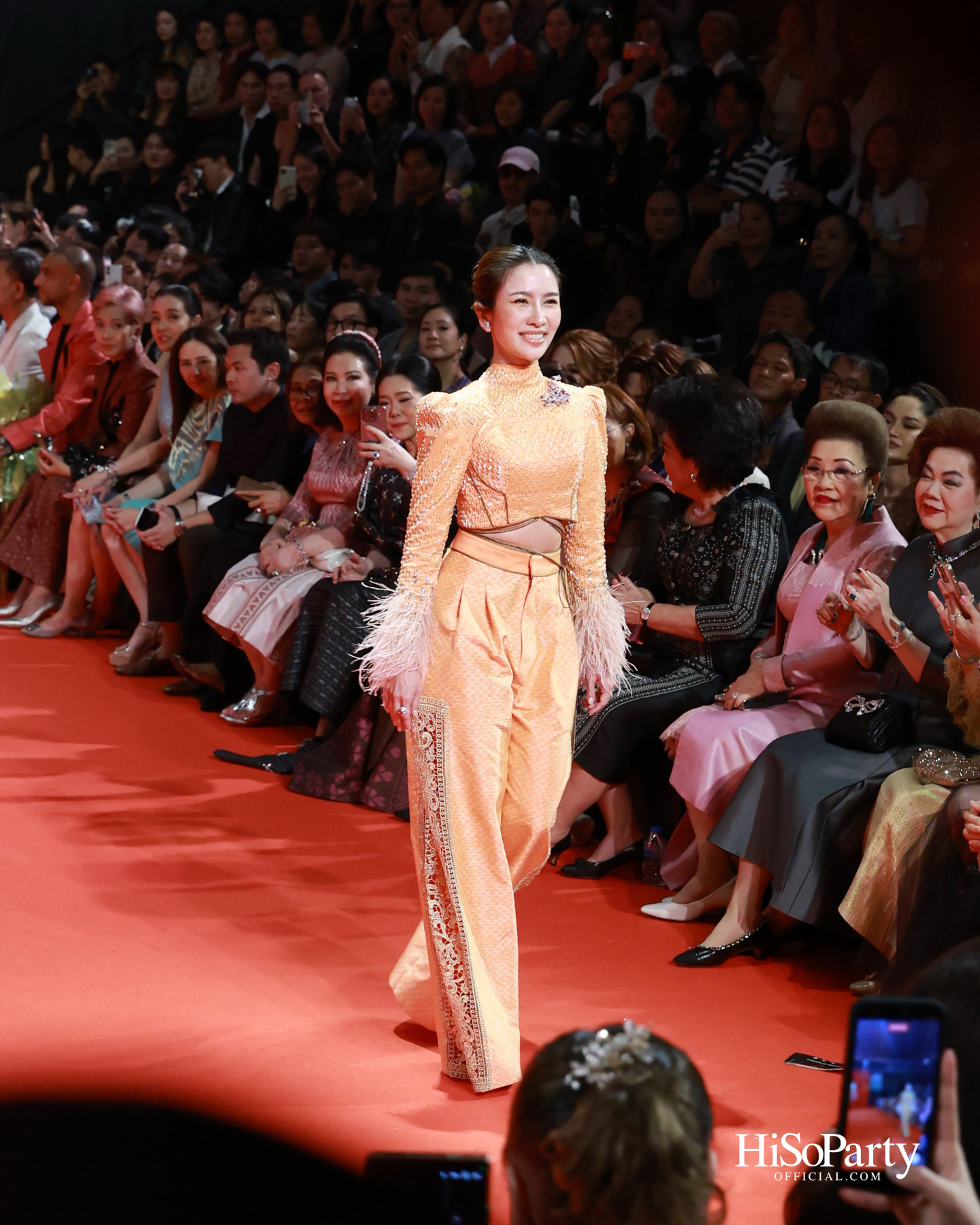 ‘THREADS OF AMAZING THAILAND’ ถ่ายทอดเสน่ห์ผ้าไทยร่วมสมัย ผสานความงดงามแห่งอัญมณีจาก Beauty Gems