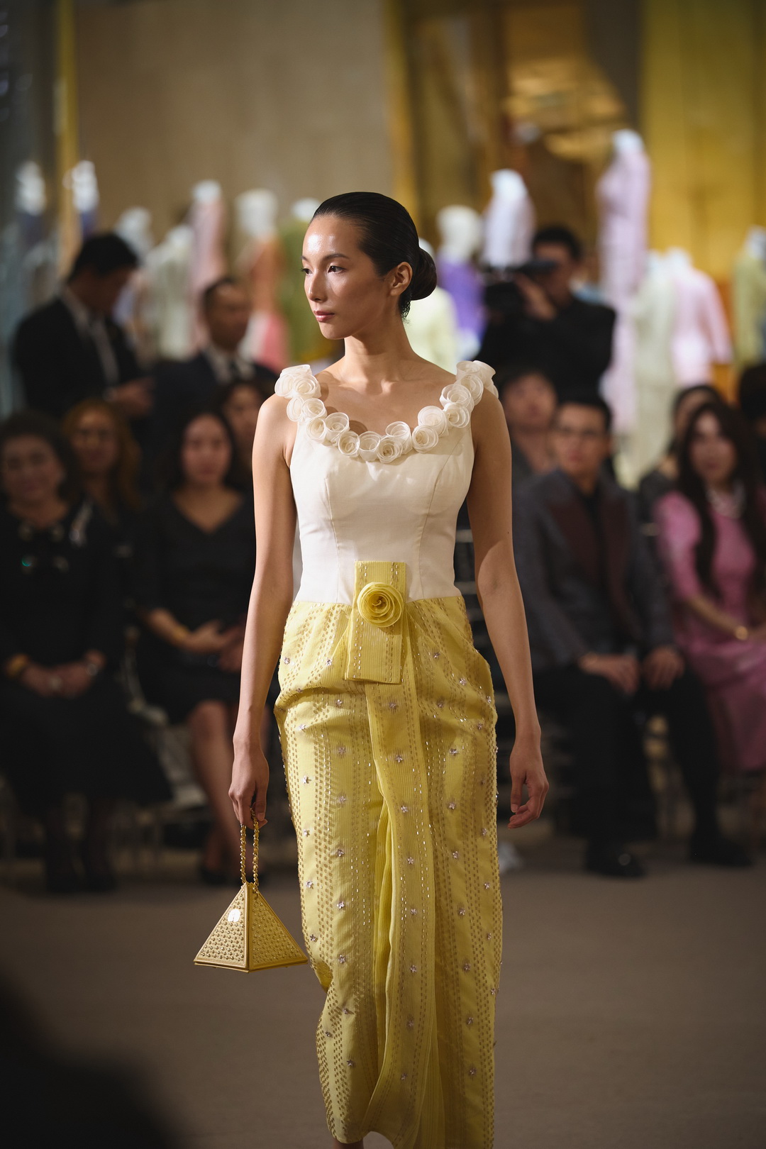 สมเด็จพระเจ้าลูกเธอ เจ้าฟ้าสิริวัณณวรี นารีรัตนราชกัญญา ทรงรับชมแฟชั่นโชว์ภายใต้แนวคิด ‘The Walk of Woven Identities’