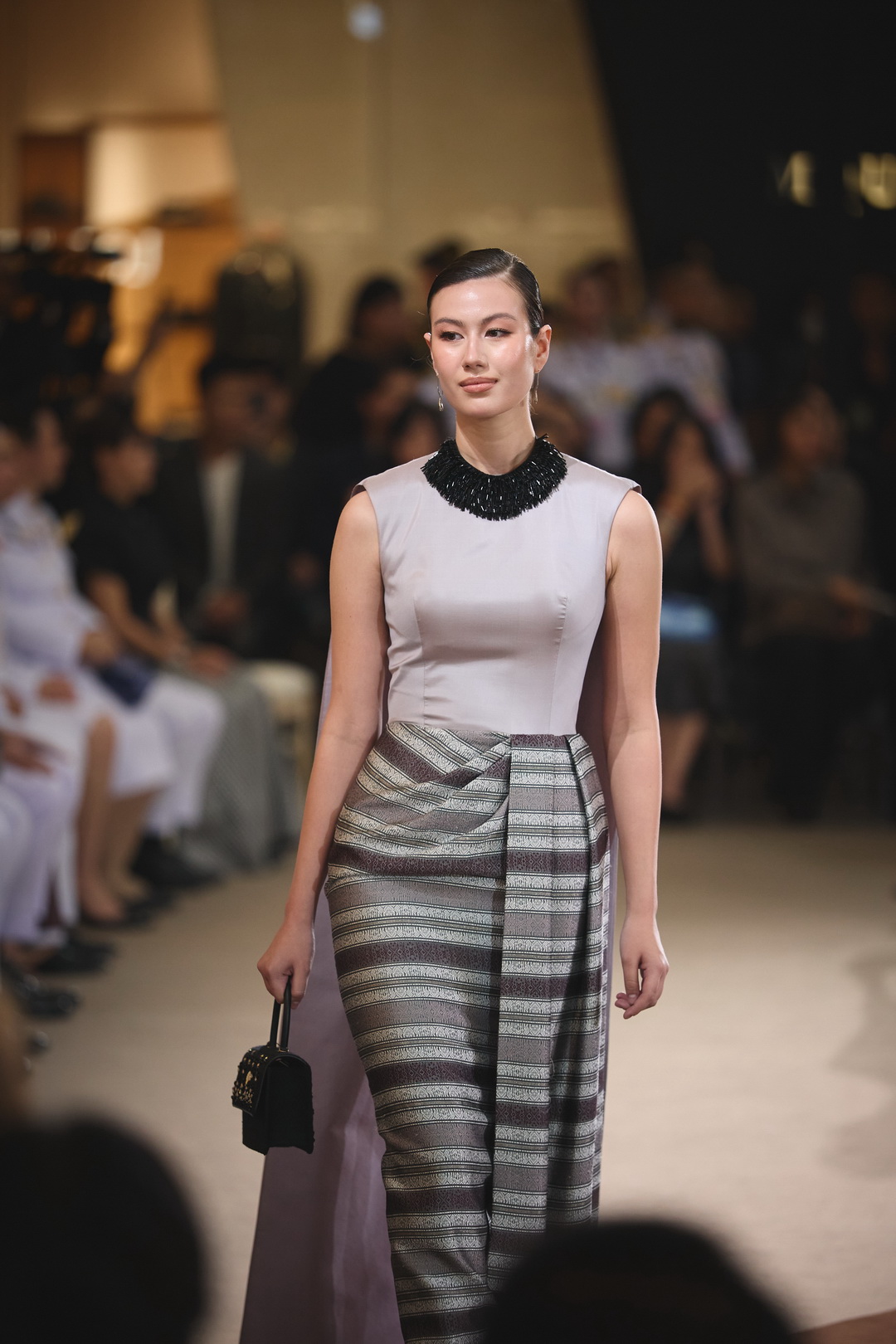สมเด็จพระเจ้าลูกเธอ เจ้าฟ้าสิริวัณณวรี นารีรัตนราชกัญญา ทรงรับชมแฟชั่นโชว์ภายใต้แนวคิด ‘The Walk of Woven Identities’