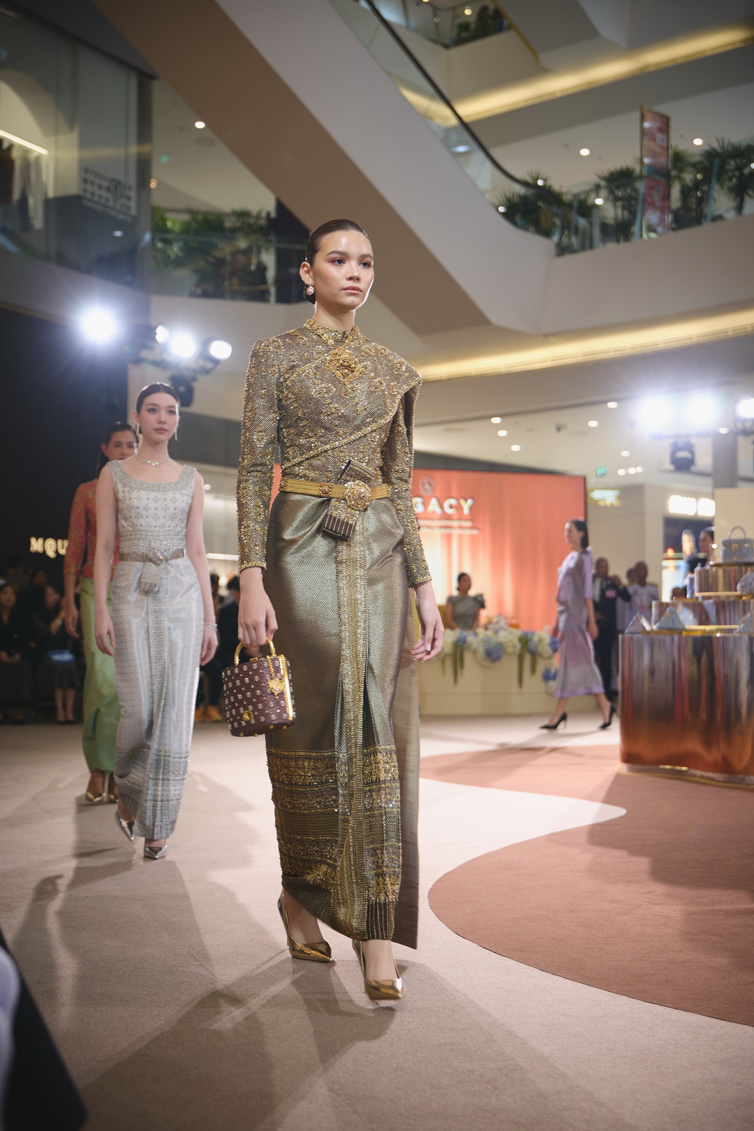 สมเด็จพระเจ้าลูกเธอ เจ้าฟ้าสิริวัณณวรี นารีรัตนราชกัญญา ทรงรับชมแฟชั่นโชว์ภายใต้แนวคิด ‘The Walk of Woven Identities’