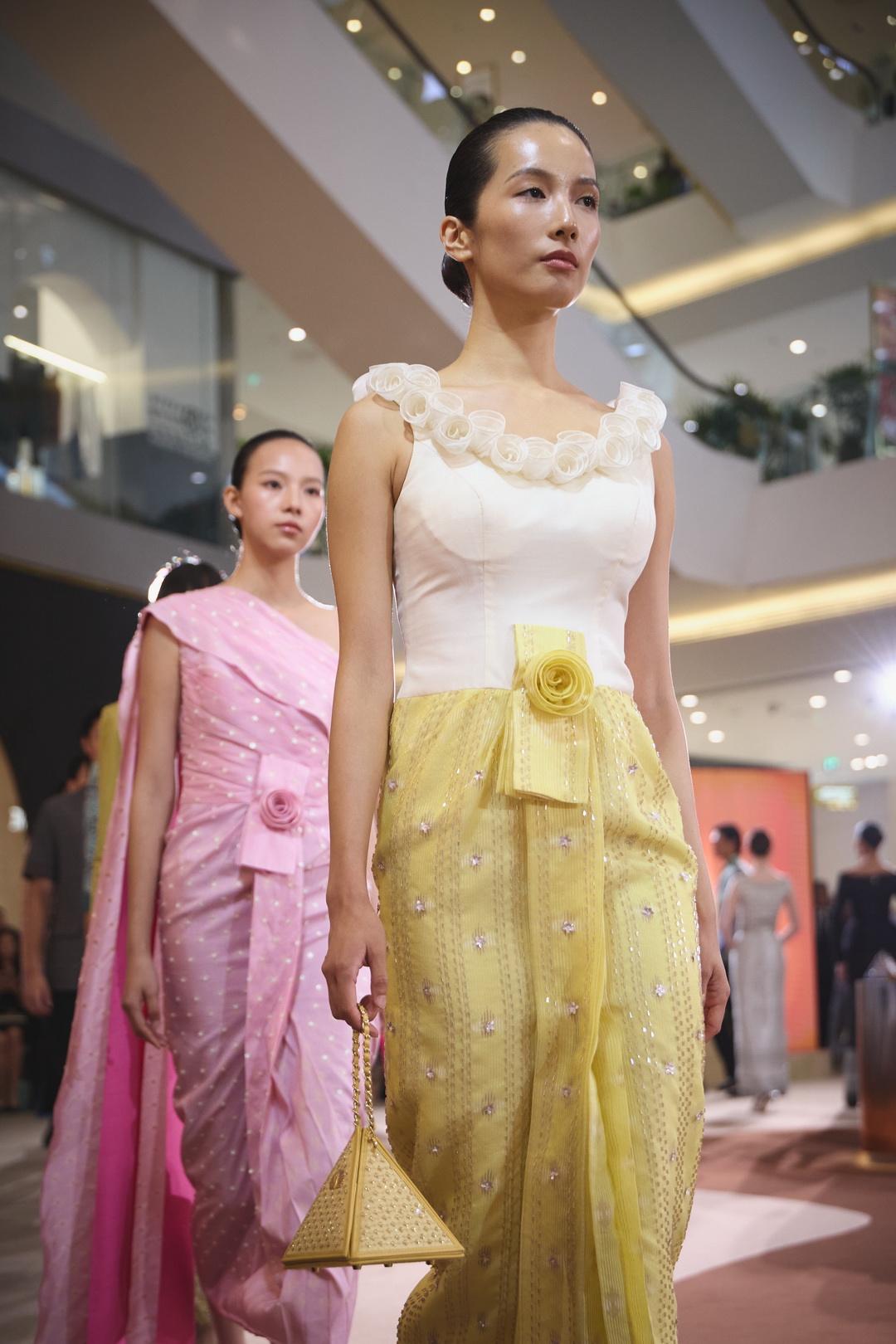 สมเด็จพระเจ้าลูกเธอ เจ้าฟ้าสิริวัณณวรี นารีรัตนราชกัญญา ทรงรับชมแฟชั่นโชว์ภายใต้แนวคิด ‘The Walk of Woven Identities’