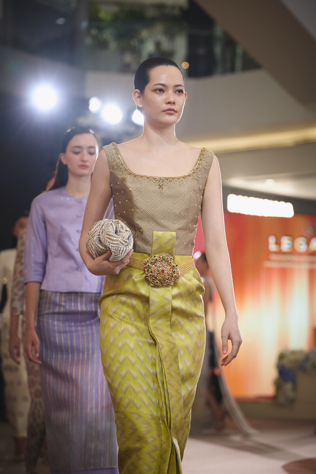 สมเด็จพระเจ้าลูกเธอ เจ้าฟ้าสิริวัณณวรี นารีรัตนราชกัญญา ทรงรับชมแฟชั่นโชว์ภายใต้แนวคิด ‘The Walk of Woven Identities’