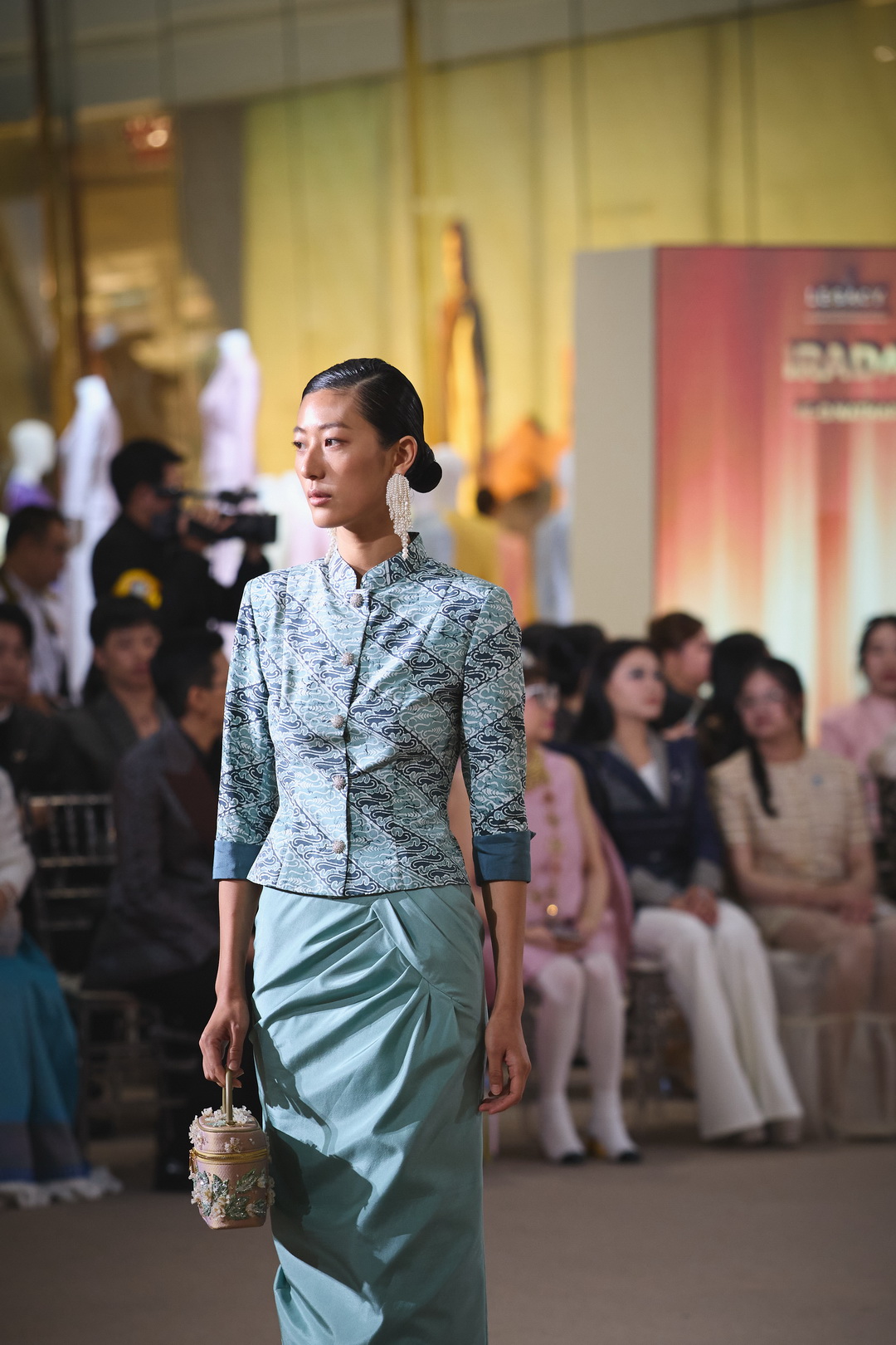 สมเด็จพระเจ้าลูกเธอ เจ้าฟ้าสิริวัณณวรี นารีรัตนราชกัญญา ทรงรับชมแฟชั่นโชว์ภายใต้แนวคิด ‘The Walk of Woven Identities’