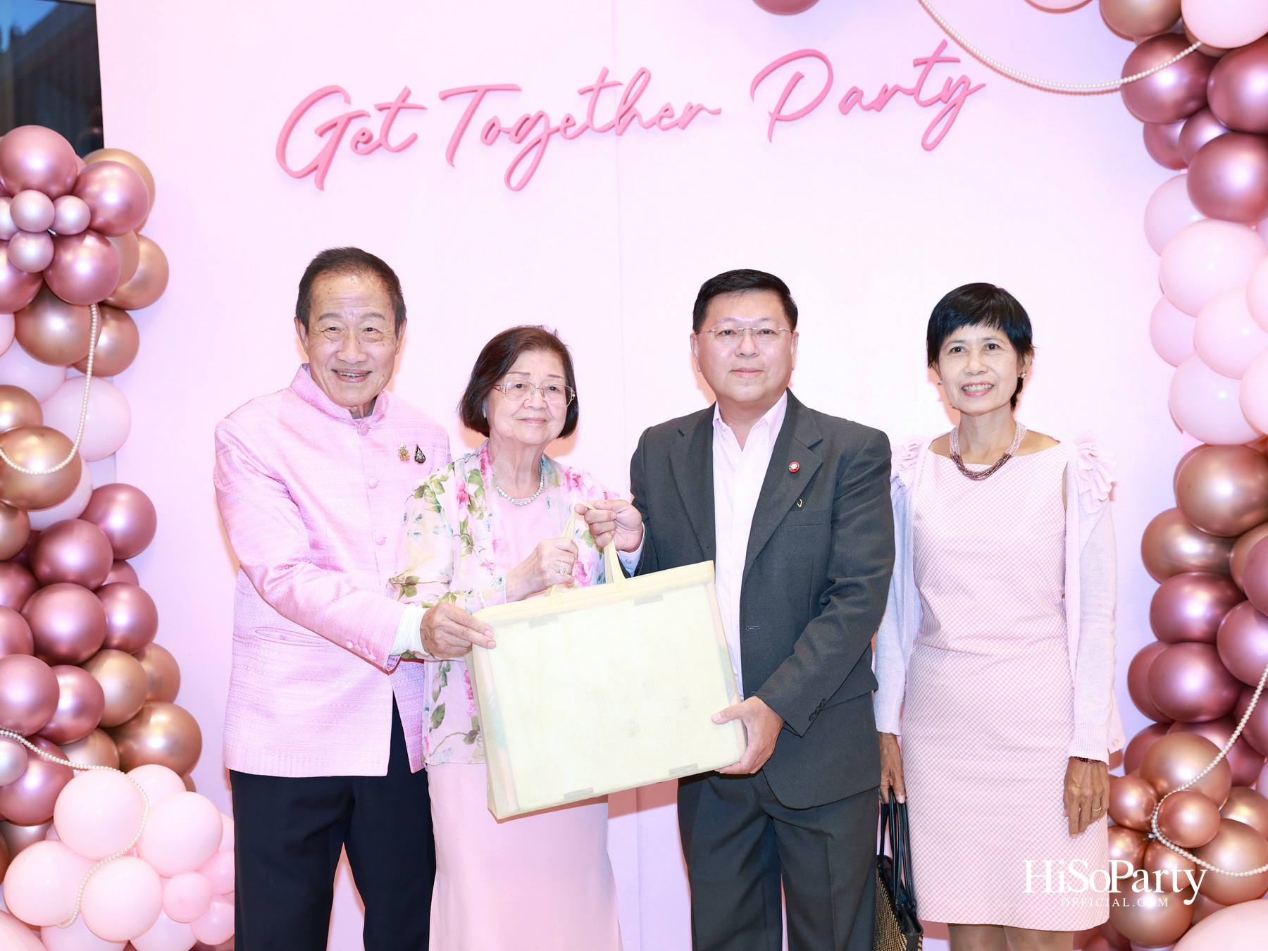 ‘LOVE FOREVER’ ค่ำคืนแห่งความรัก ฉลองวันเกิด ‘คุณสุวิมล มหากิจศิริ’ อย่างอบอุ่นและชื่นมื่น