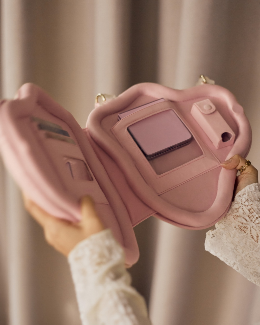 Samsung x PIPATCHARA ถ่ายทอดแนวคิด ‘Carry the Necessaries’ ผ่าน ‘RUBY’ แฟชั่นไอเทมลิมิเต็ดเพียง 100 ชิ้นในโลก