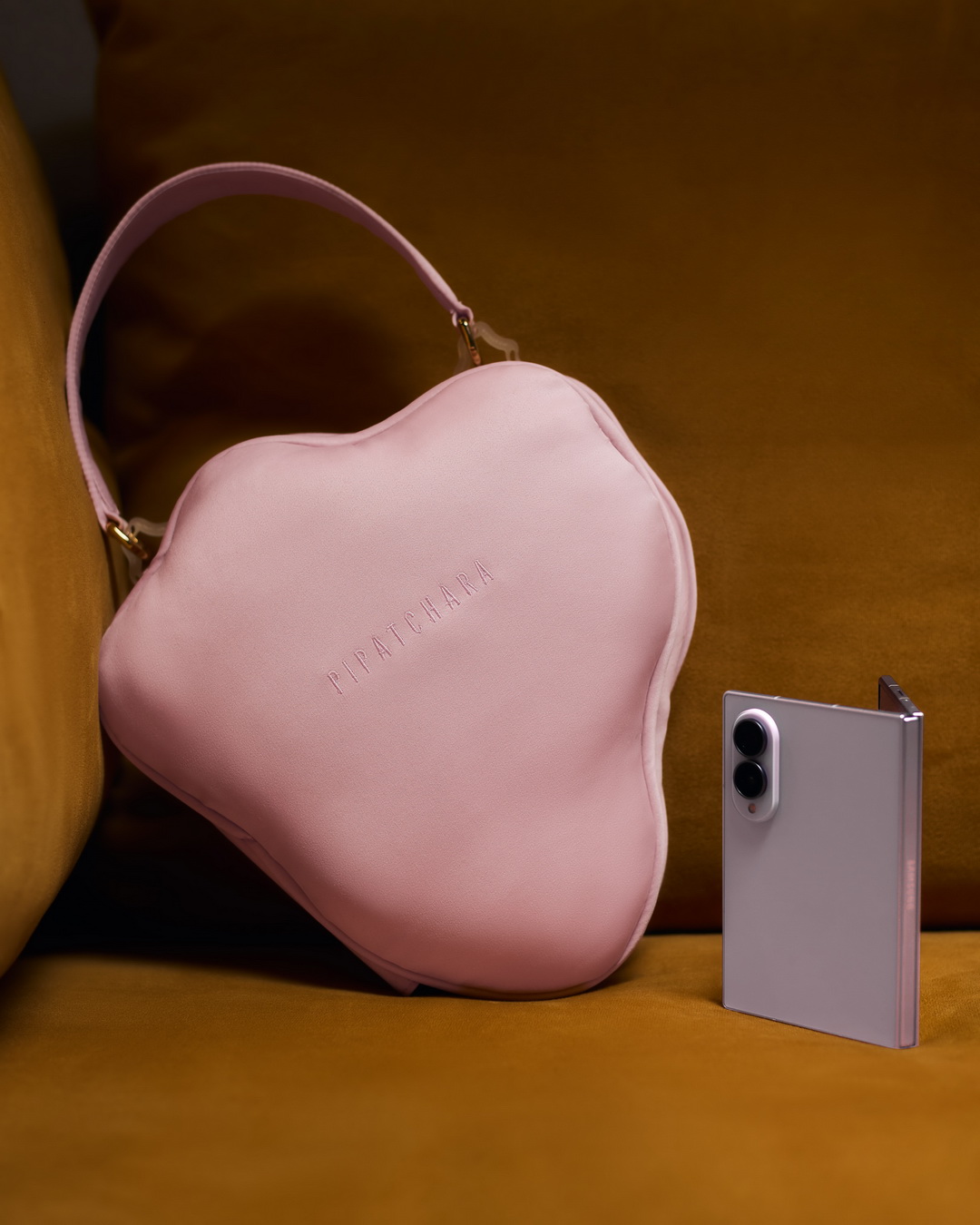 Samsung x PIPATCHARA ถ่ายทอดแนวคิด ‘Carry the Necessaries’ ผ่าน ‘RUBY’ แฟชั่นไอเทมลิมิเต็ดเพียง 100 ชิ้นในโลก