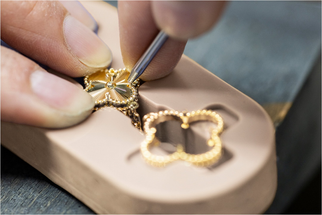 Van Cleef & Arpels เติมมิติใหม่ให้ ‘Alhambra’ ด้วยหัตถศิลป์ลงยาโปร่งแสงสีชมพูสด