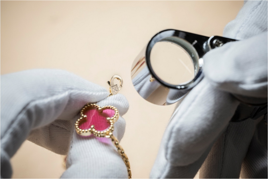 Van Cleef & Arpels เติมมิติใหม่ให้ ‘Alhambra’ ด้วยหัตถศิลป์ลงยาโปร่งแสงสีชมพูสด