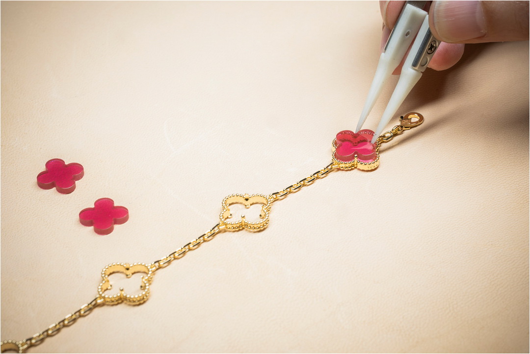 Van Cleef & Arpels เติมมิติใหม่ให้ ‘Alhambra’ ด้วยหัตถศิลป์ลงยาโปร่งแสงสีชมพูสด