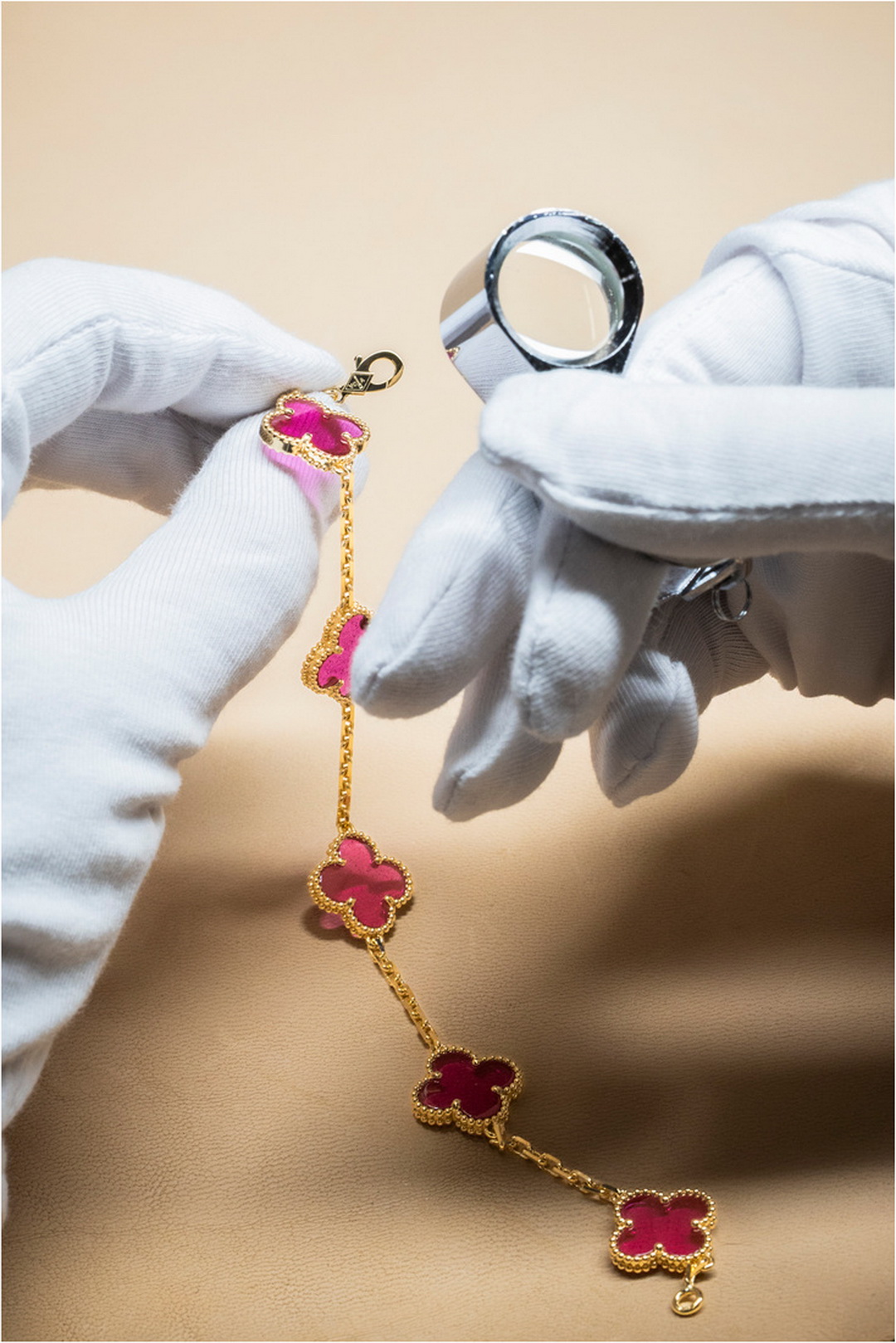 Van Cleef & Arpels เติมมิติใหม่ให้ ‘Alhambra’ ด้วยหัตถศิลป์ลงยาโปร่งแสงสีชมพูสด