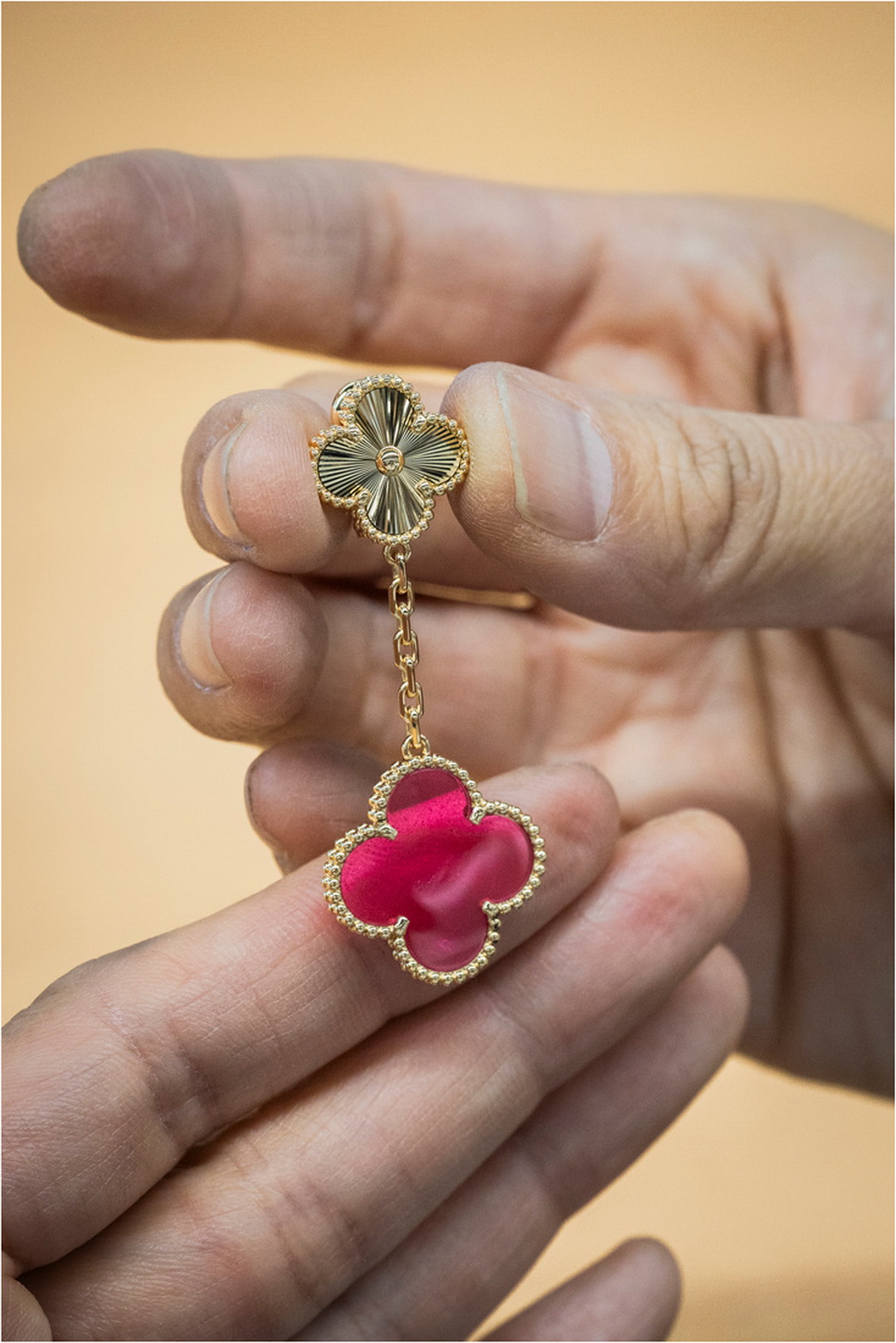 Van Cleef & Arpels เติมมิติใหม่ให้ ‘Alhambra’ ด้วยหัตถศิลป์ลงยาโปร่งแสงสีชมพูสด