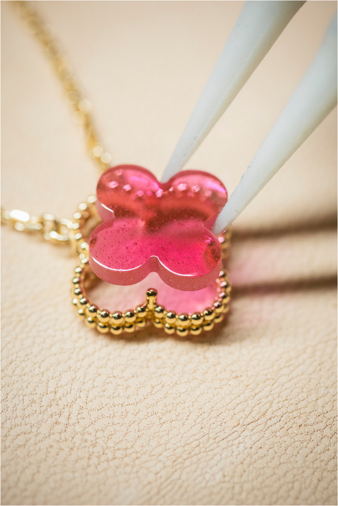 Van Cleef & Arpels เติมมิติใหม่ให้ ‘Alhambra’ ด้วยหัตถศิลป์ลงยาโปร่งแสงสีชมพูสด