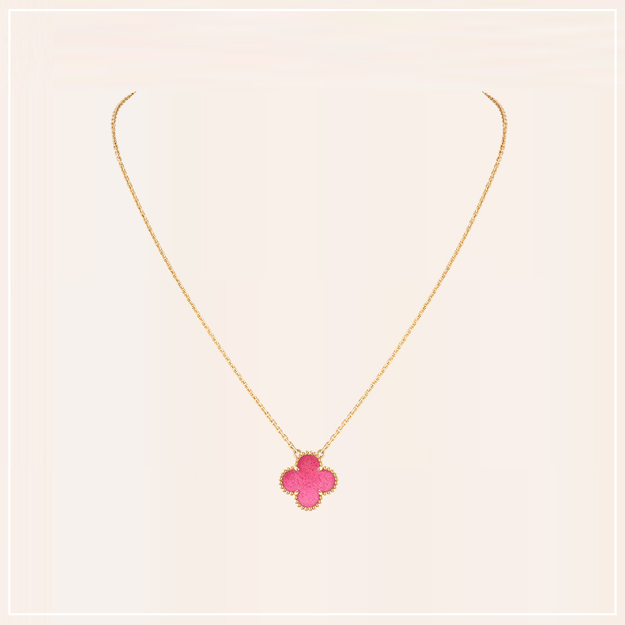 Van Cleef & Arpels เติมมิติใหม่ให้ ‘Alhambra’ ด้วยหัตถศิลป์ลงยาโปร่งแสงสีชมพูสด