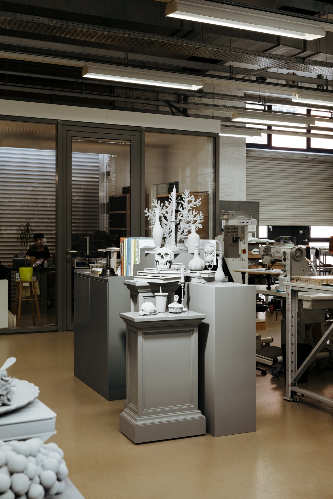 Delvaux ร่วมมือกับ Hans Op de Beeck เนรมิตโลกศิลปะโมโนโครม ถ่ายทอดความงามเหนือกาลเวลาผ่านงานหัตถศิลป์