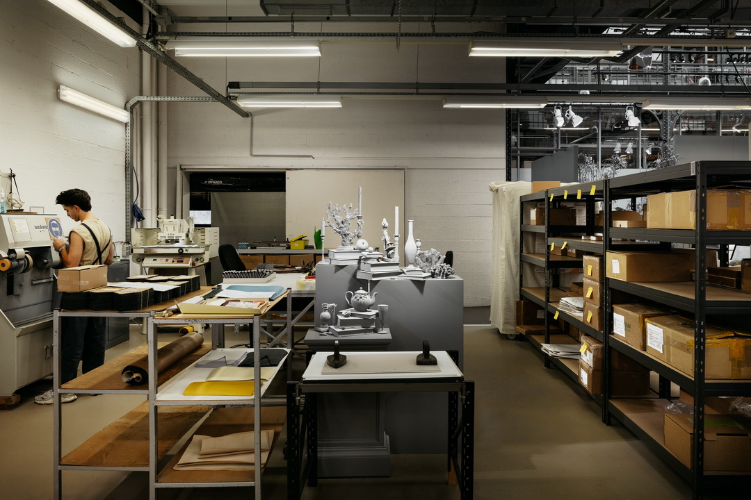 Delvaux ร่วมมือกับ Hans Op de Beeck เนรมิตโลกศิลปะโมโนโครม ถ่ายทอดความงามเหนือกาลเวลาผ่านงานหัตถศิลป์