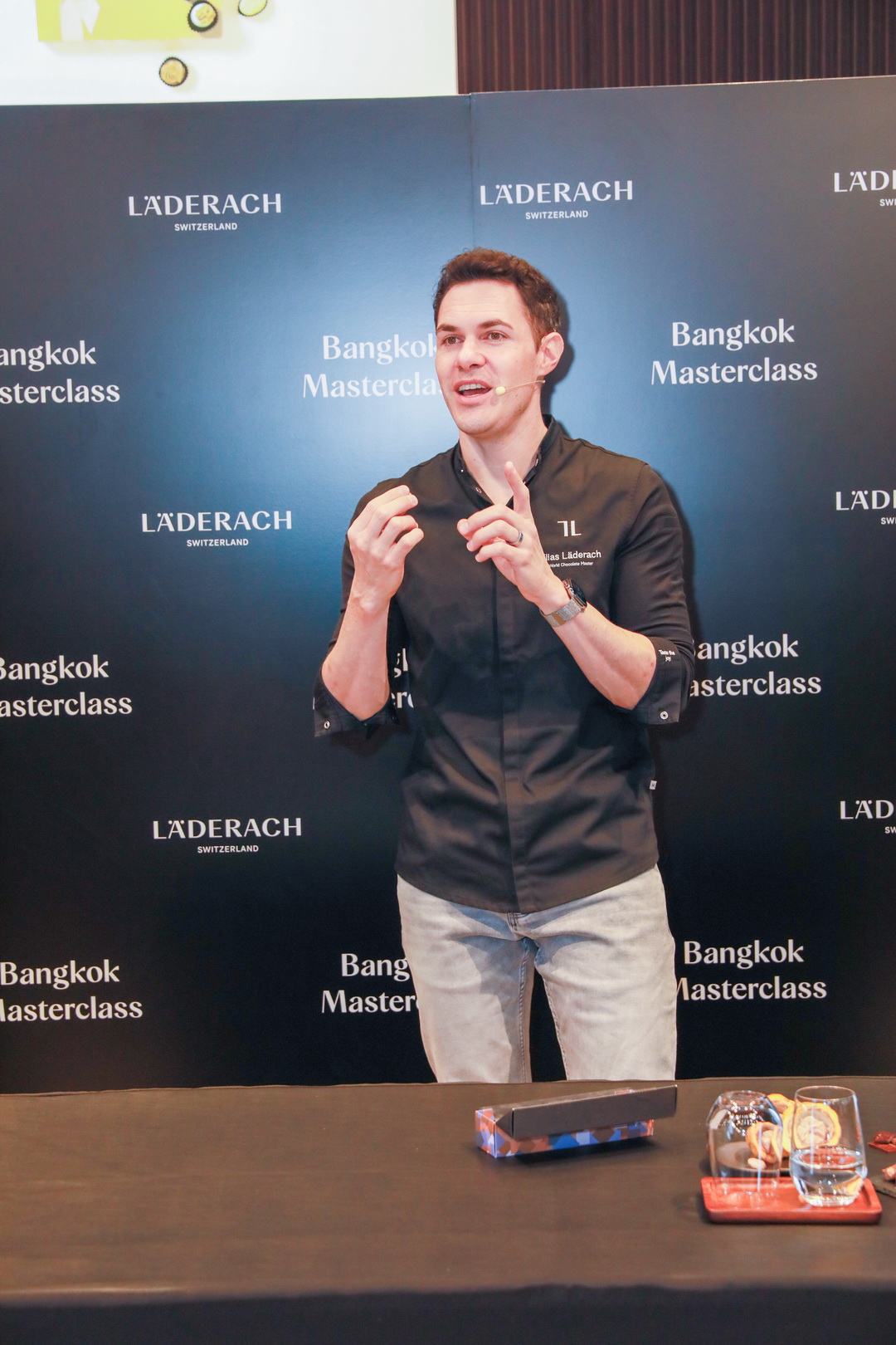 เอ็ม ดิสทริค ต้อนรับ Elias Läderach ถ่ายทอดศาสตร์ช็อกโกแลตสวิส พร้อมเปิดตัว ‘Thai Milk Tea Praline’ รสชาติพิเศษเฉพาะประเทศไทย