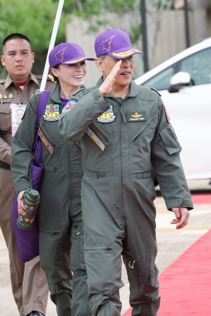 พระบาทสมเด็จพระเจ้าอยู่หัว เสด็จฯ ทอดพระเนตรการฝึกทำการบินเดี่ยวของสมเด็จพระนางเจ้าฯ พระบรมราชินี ณ กองบิน 7 อ.พุนพิน เป็นการส่วนพระองค์