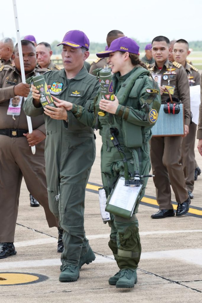 พระบาทสมเด็จพระเจ้าอยู่หัว เสด็จฯ ทอดพระเนตรการฝึกทำการบินเดี่ยวของสมเด็จพระนางเจ้าฯ พระบรมราชินี ณ กองบิน 7 อ.พุนพิน เป็นการส่วนพระองค์