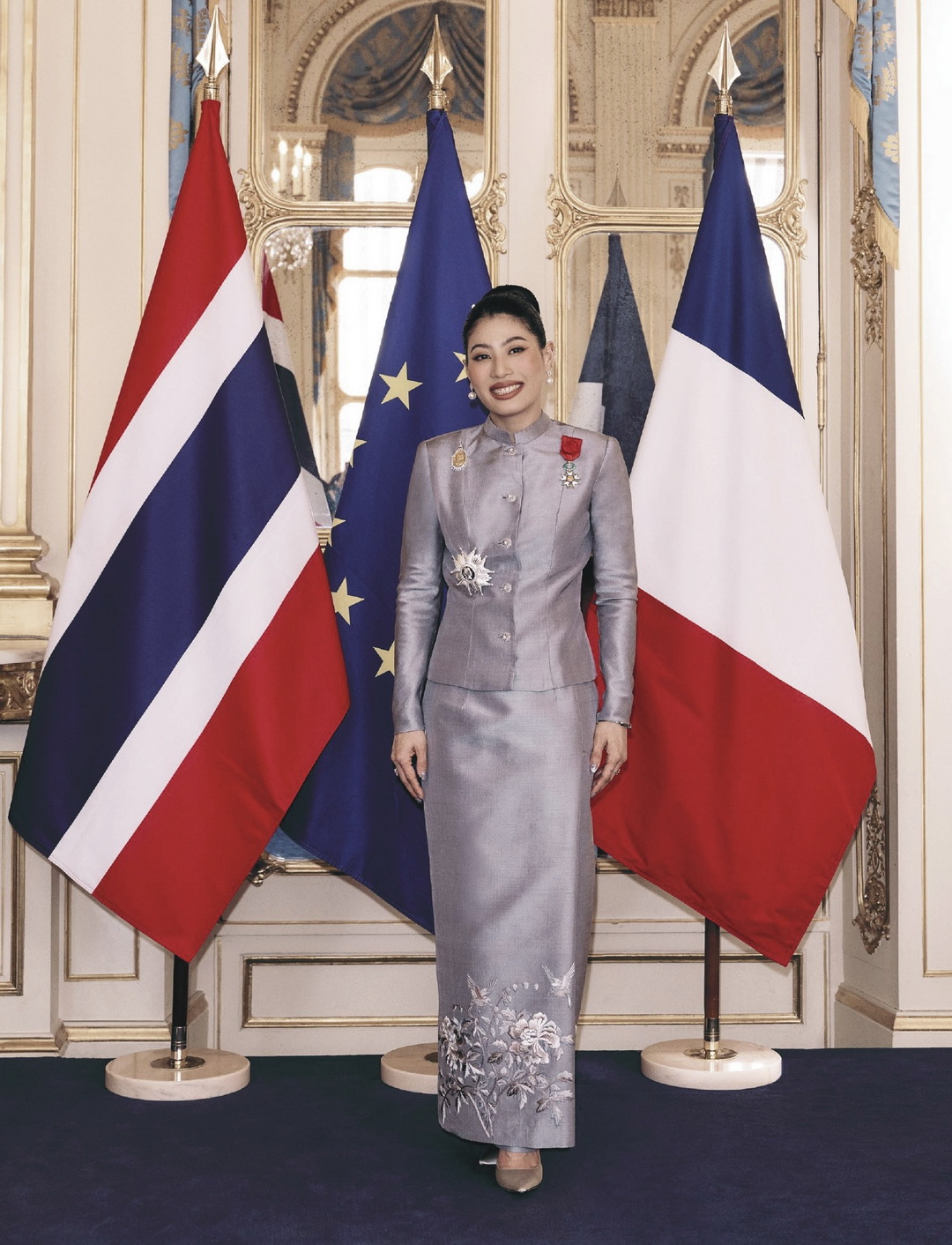 กระทรวงมหาดไทยจัดทำหนังสือเฉลิมพระเกียรติ 40 พรรษา ‘นารีรัตน์หัตถศิลป์’ ถ่ายทอดพระกรณียกิจ เจ้าฟ้าสิริวัณณวรีฯ ด้านผ้าไทยและหัตถศิลป์