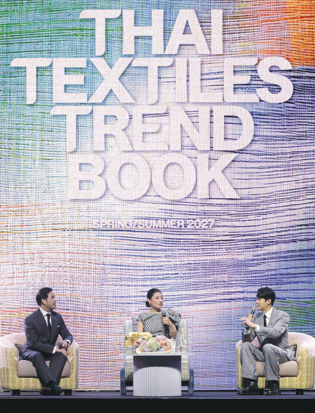 กระทรวงมหาดไทยจัดทำหนังสือเฉลิมพระเกียรติ 40 พรรษา ‘นารีรัตน์หัตถศิลป์’ ถ่ายทอดพระกรณียกิจ เจ้าฟ้าสิริวัณณวรีฯ ด้านผ้าไทยและหัตถศิลป์