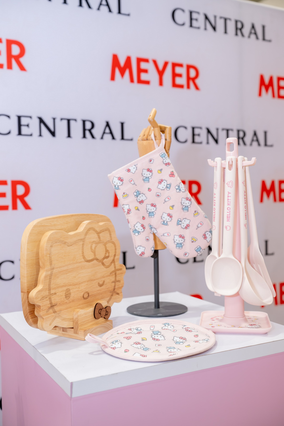 MEYER จับมือห้างเซ็นทรัล เปิดตัว ‘MEYER Hello Kitty Collection’ ครั้งแรกในไทย เอาใจคนรัก Hello Kitty